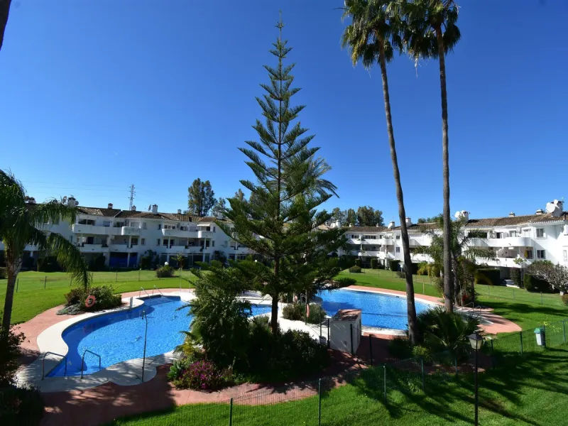 Beautifully Spacious 2 bedroom, 2 bathroom frontline Golf Apartment! This great property enjoys 2 wonderdul terraces, one with the most amazing west facing panoramic golf views and the other, looking to the stunning communal pools and gardens.