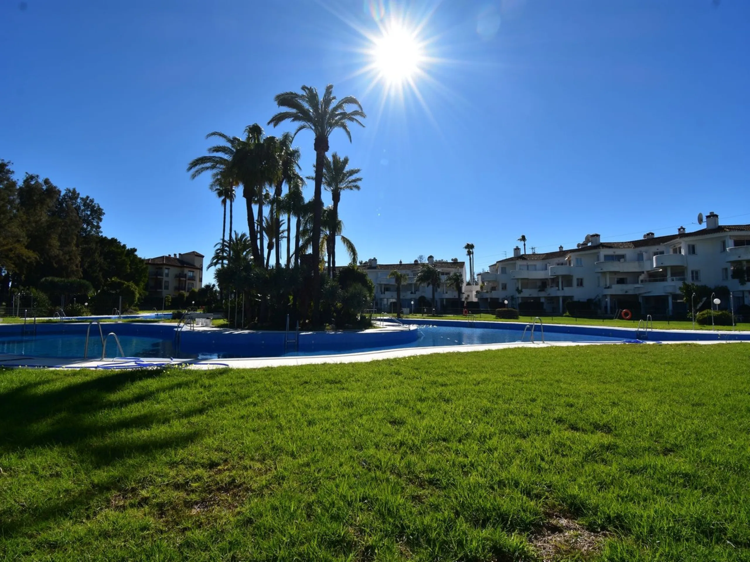 Beautifully Spacious 2 bedroom, 2 bathroom frontline Golf Apartment! This great property enjoys 2 wonderdul terraces, one with the most amazing west facing panoramic golf views and the other, looking to the stunning communal pools and gardens.