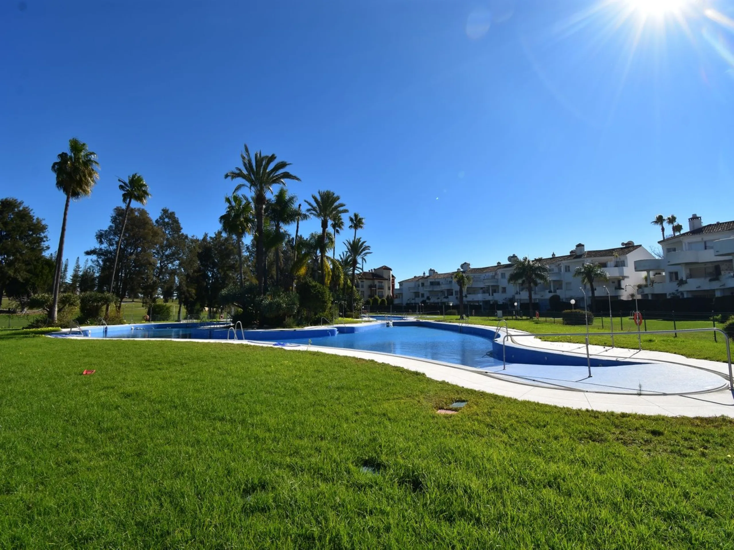 Beautifully Spacious 2 bedroom, 2 bathroom frontline Golf Apartment! This great property enjoys 2 wonderdul terraces, one with the most amazing west facing panoramic golf views and the other, looking to the stunning communal pools and gardens.