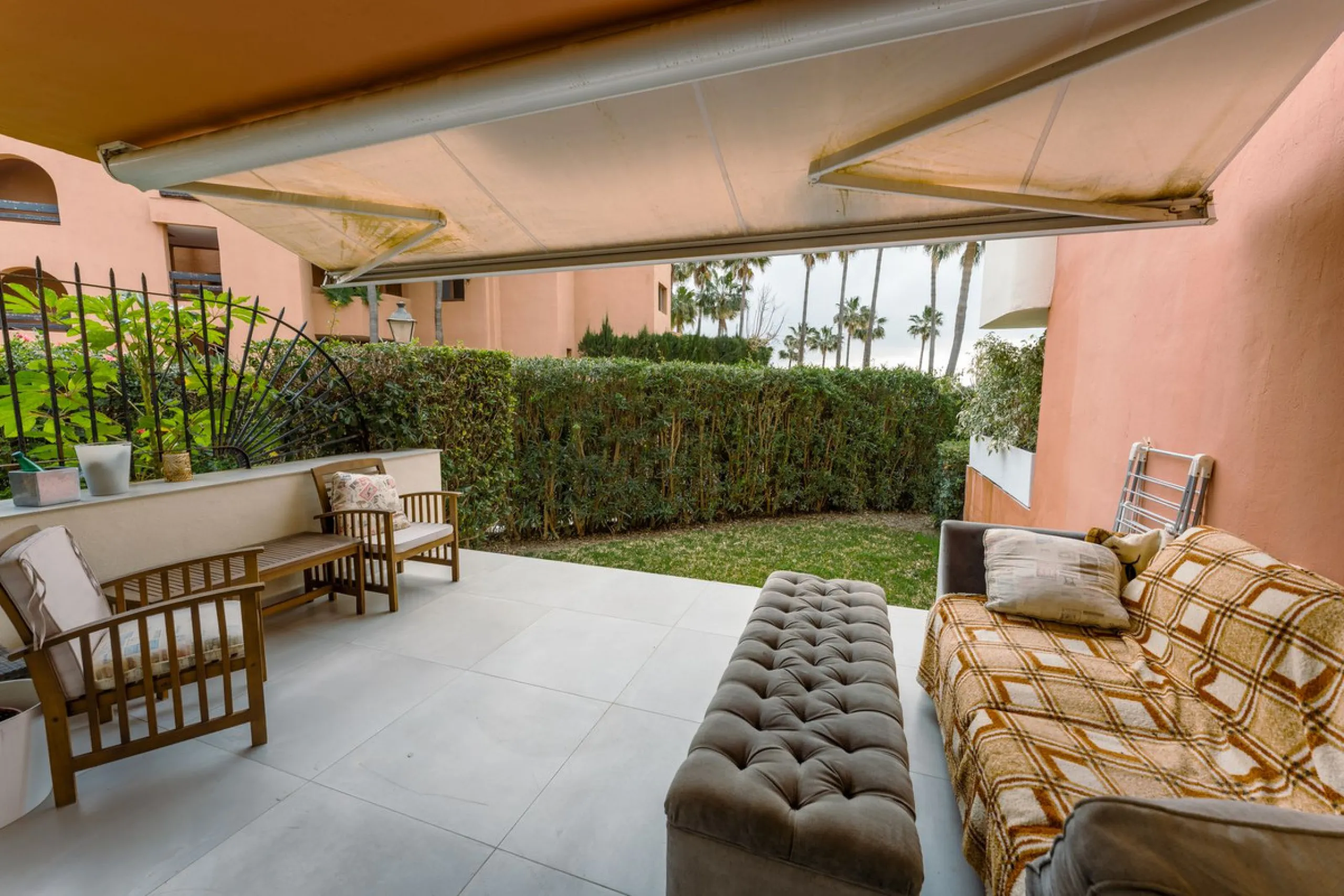 This is true frontline beach living in Garden Beach, Estepona — a first-line sea complex where the Mediterranean becomes part of your everyday life. Positioned directly on the coast, the property enjoys open sea views, protected coastal frontage, and the 