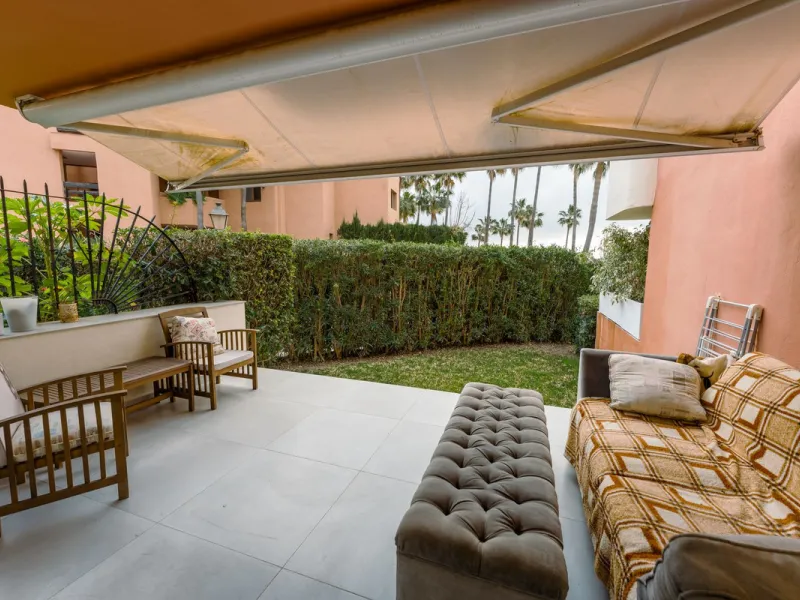 This is true frontline beach living in Garden Beach, Estepona — a first-line sea complex where the Mediterranean becomes part of your everyday life. Positioned directly on the coast, the property enjoys open sea views, protected coastal frontage, and the 