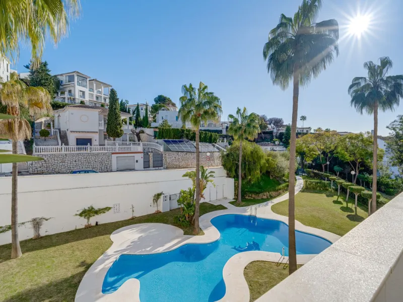Situated in the sought-after area of Riviera del Sol, Mijas, this well-presented three-bedroom, two-bathroom first-floor apartment offers comfortable coastal living within walking distance of local amenities and the beach.