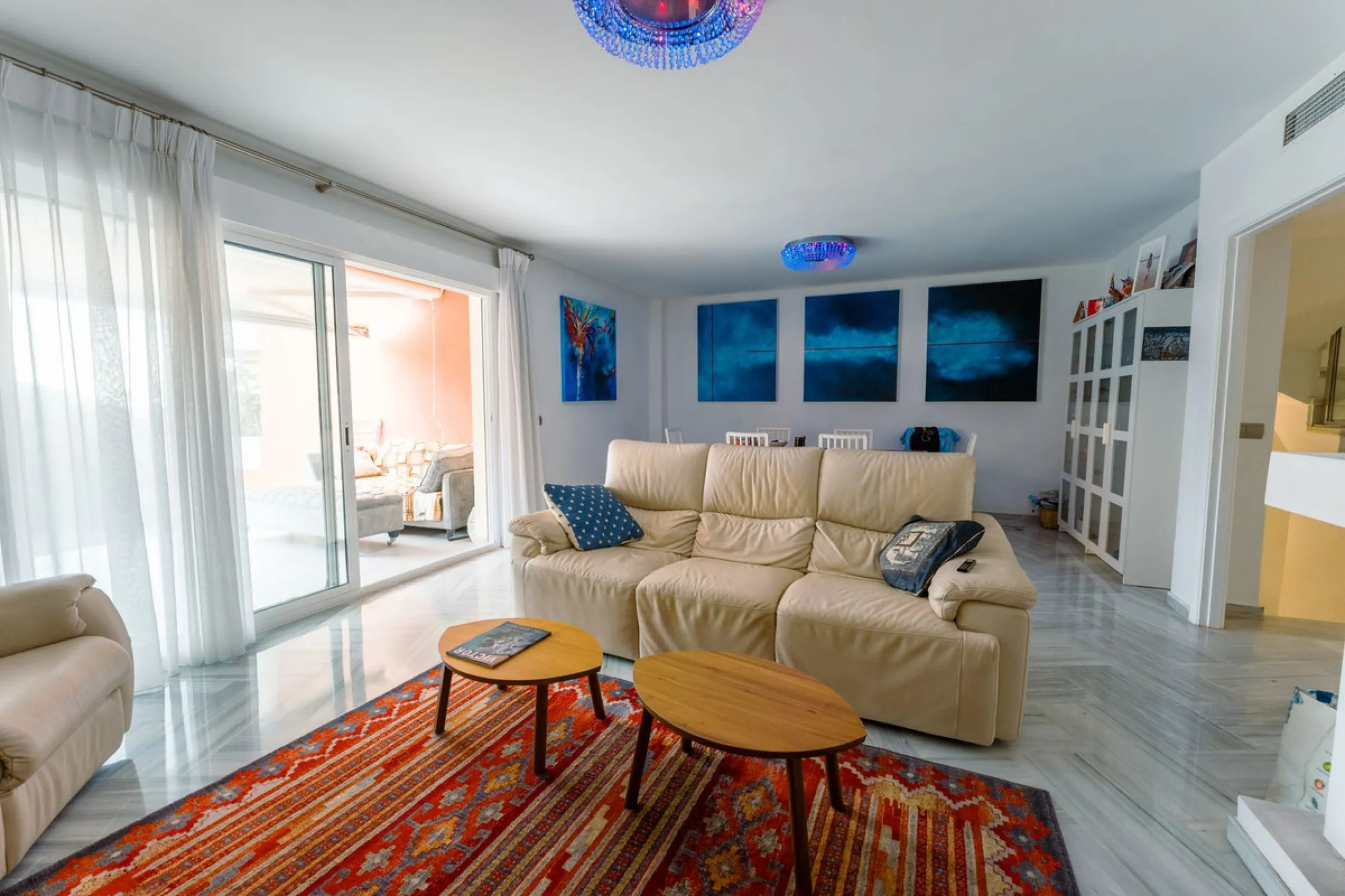 This is true frontline beach living in Garden Beach, Estepona — a first-line sea complex where the Mediterranean becomes part of your everyday life. Positioned directly on the coast, the property enjoys open sea views, protected coastal frontage, and the 