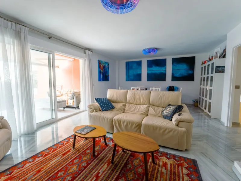 This is true frontline beach living in Garden Beach, Estepona — a first-line sea complex where the Mediterranean becomes part of your everyday life. Positioned directly on the coast, the property enjoys open sea views, protected coastal frontage, and the 