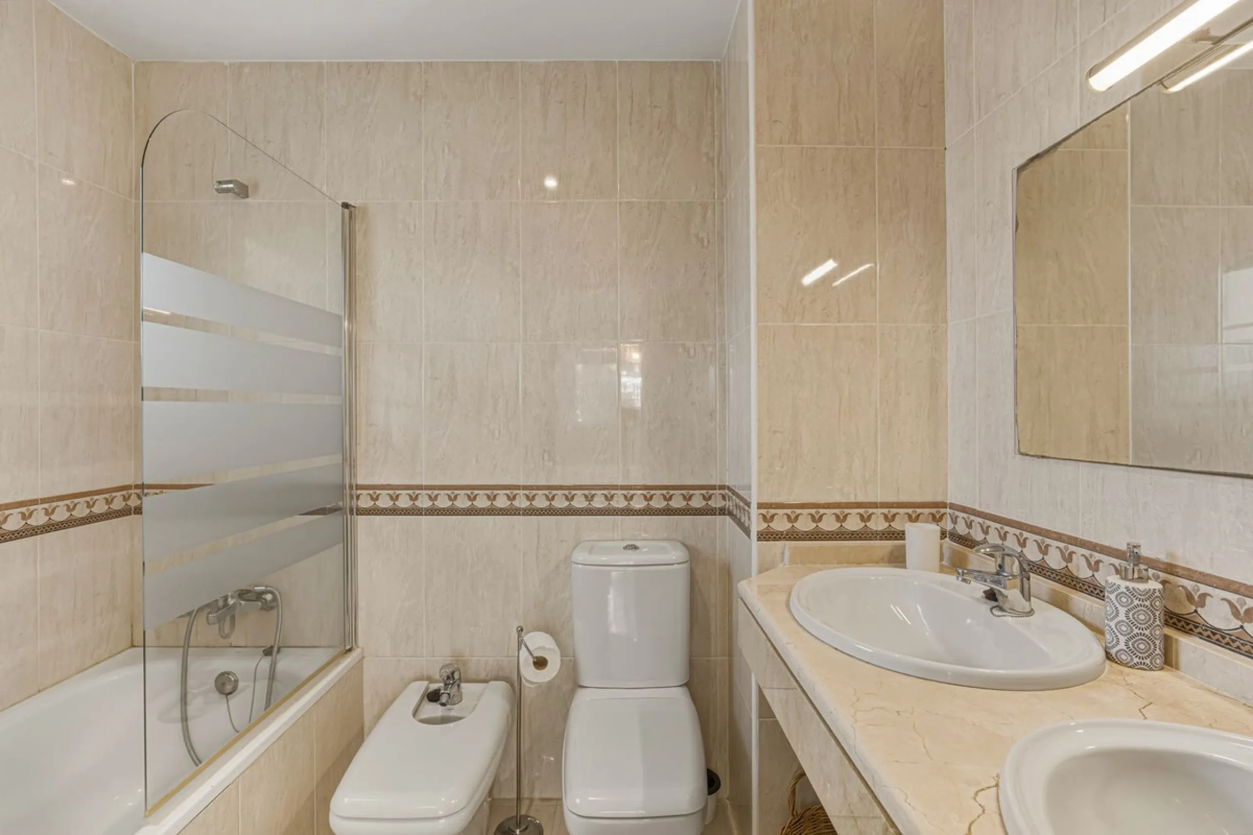 Situated in the sought-after area of Riviera del Sol, Mijas, this well-presented three-bedroom, two-bathroom first-floor apartment offers comfortable coastal living within walking distance of local amenities and the beach.