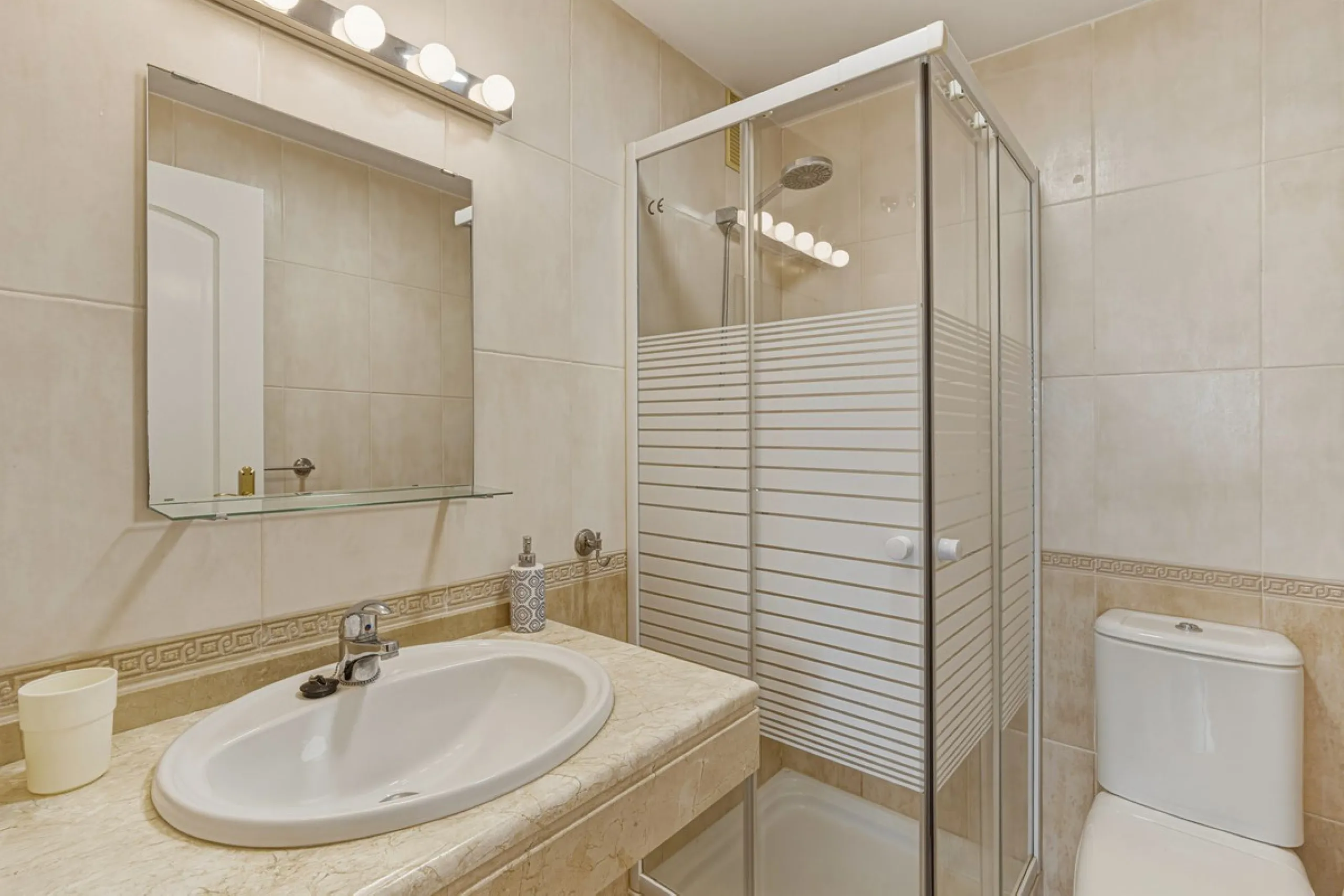 Situated in the sought-after area of Riviera del Sol, Mijas, this well-presented three-bedroom, two-bathroom first-floor apartment offers comfortable coastal living within walking distance of local amenities and the beach.