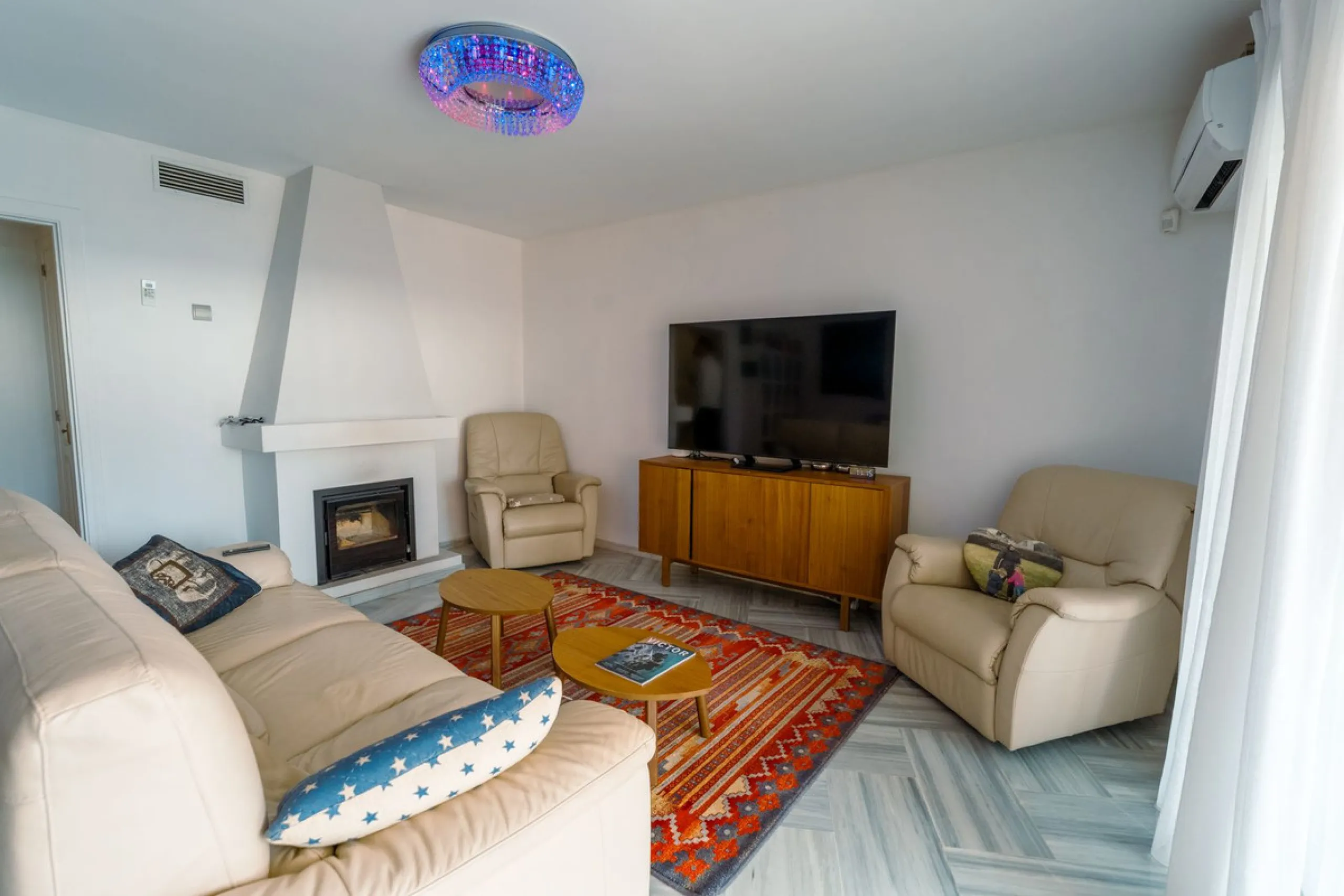This is true frontline beach living in Garden Beach, Estepona — a first-line sea complex where the Mediterranean becomes part of your everyday life. Positioned directly on the coast, the property enjoys open sea views, protected coastal frontage, and the 