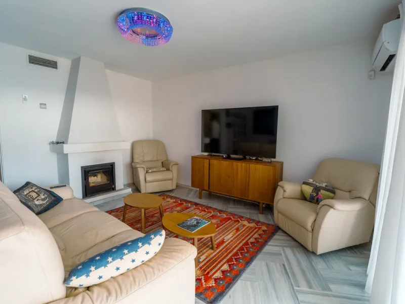 This is true frontline beach living in Garden Beach, Estepona — a first-line sea complex where the Mediterranean becomes part of your everyday life. Positioned directly on the coast, the property enjoys open sea views, protected coastal frontage, and the 