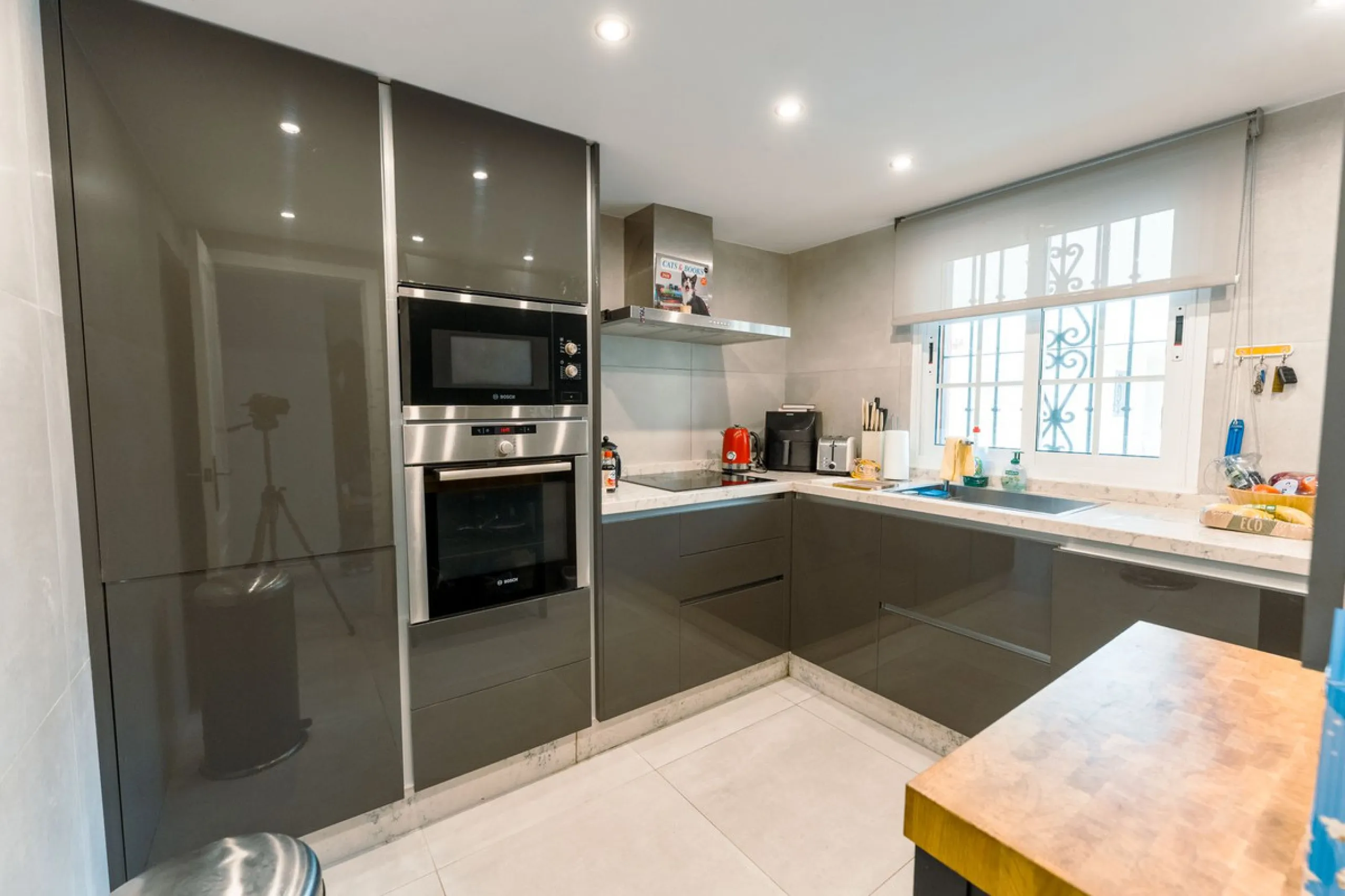 This is true frontline beach living in Garden Beach, Estepona — a first-line sea complex where the Mediterranean becomes part of your everyday life. Positioned directly on the coast, the property enjoys open sea views, protected coastal frontage, and the 