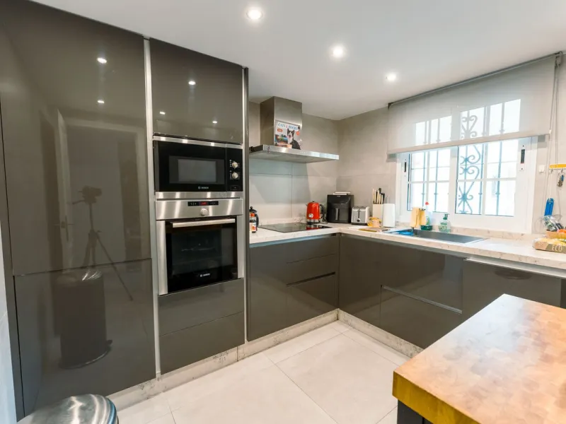 This is true frontline beach living in Garden Beach, Estepona — a first-line sea complex where the Mediterranean becomes part of your everyday life. Positioned directly on the coast, the property enjoys open sea views, protected coastal frontage, and the 