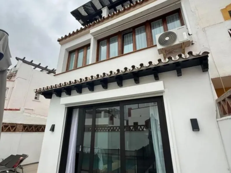 Corner house, with an independent pool.