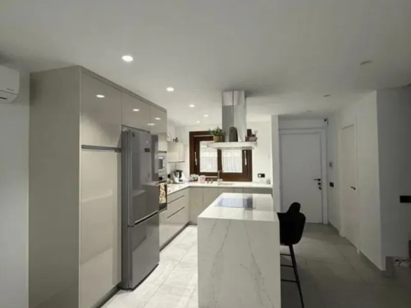 Corner house, with an independent pool.
