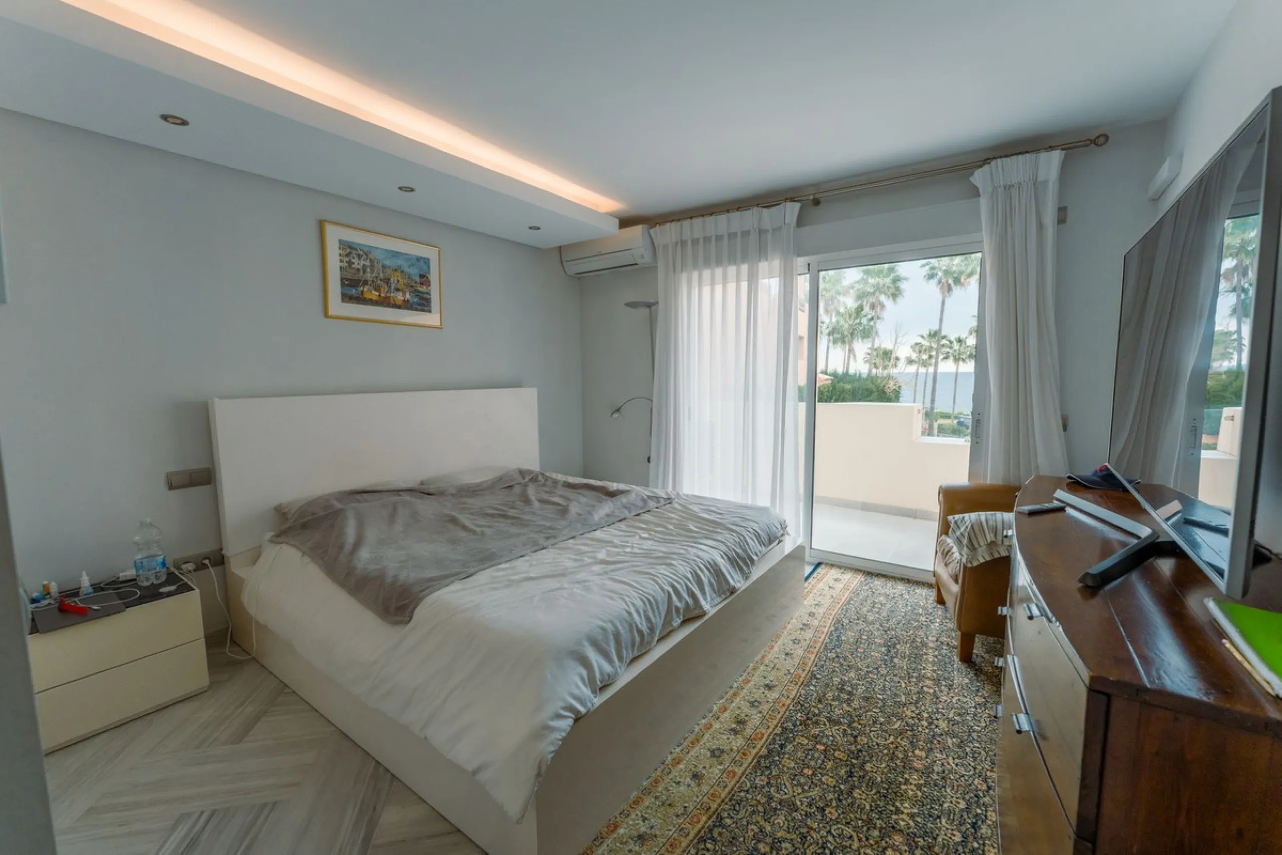 This is true frontline beach living in Garden Beach, Estepona — a first-line sea complex where the Mediterranean becomes part of your everyday life. Positioned directly on the coast, the property enjoys open sea views, protected coastal frontage, and the 