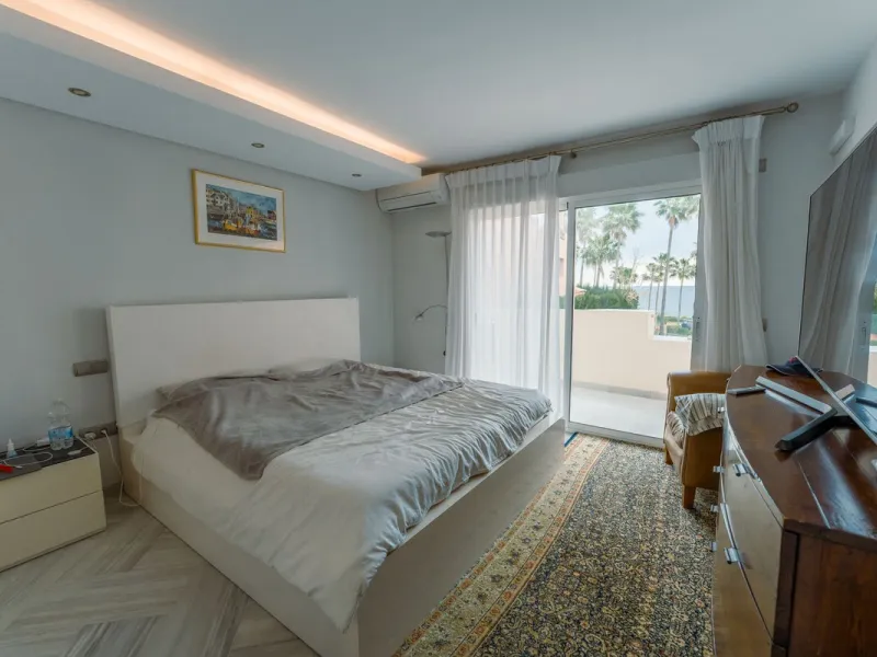 This is true frontline beach living in Garden Beach, Estepona — a first-line sea complex where the Mediterranean becomes part of your everyday life. Positioned directly on the coast, the property enjoys open sea views, protected coastal frontage, and the 