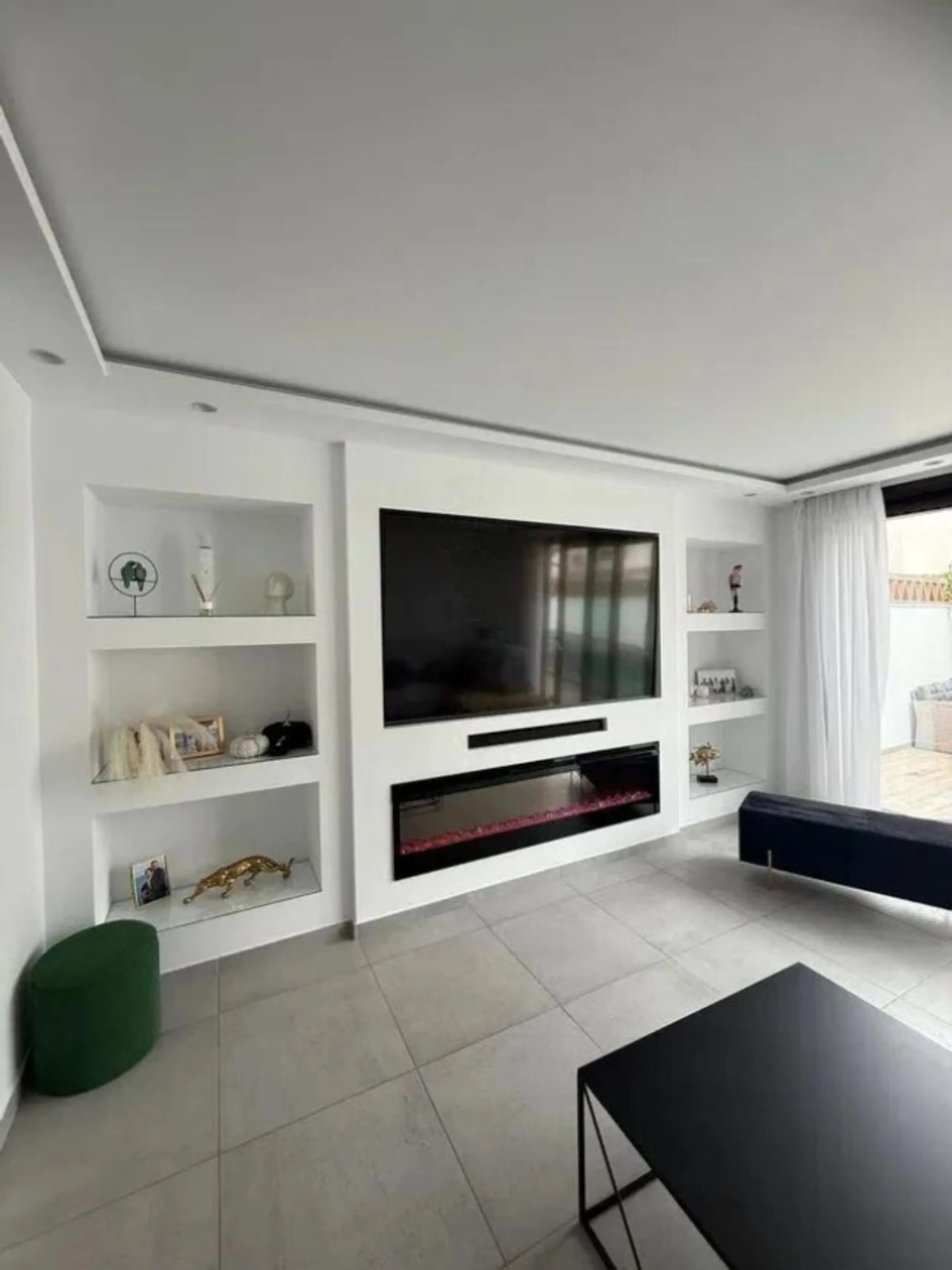 Corner house, with an independent pool.