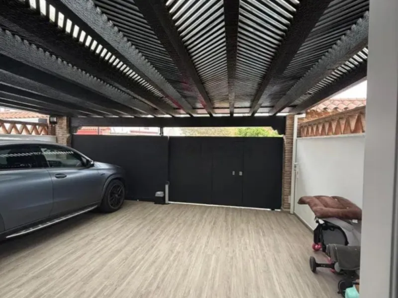 Corner house, with an independent pool.