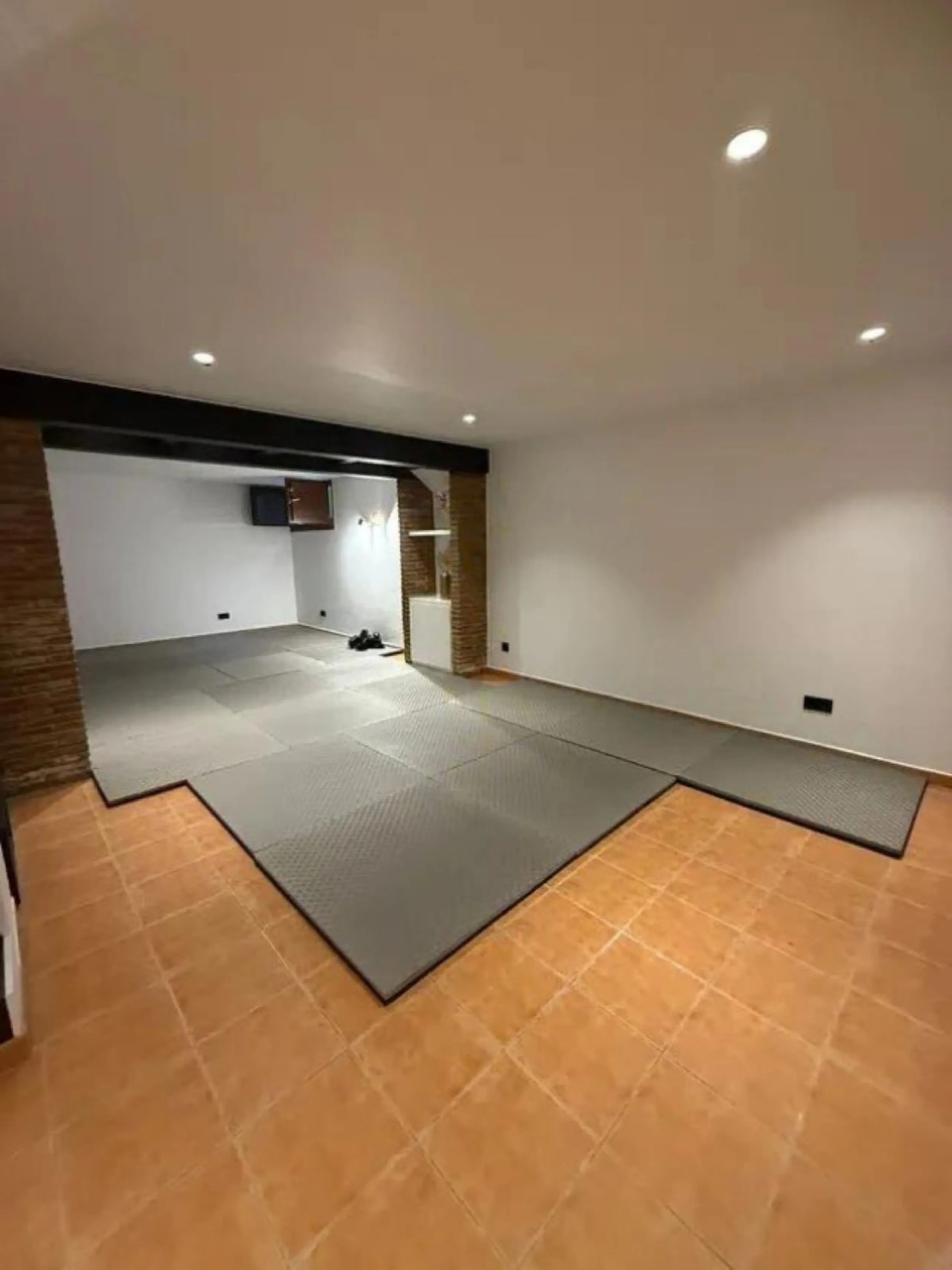 Corner house, with an independent pool.