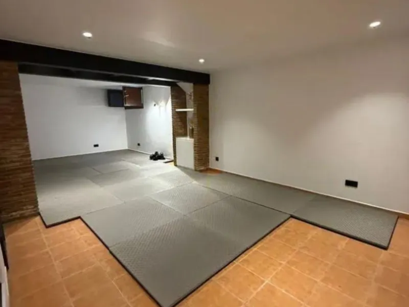 Corner house, with an independent pool.