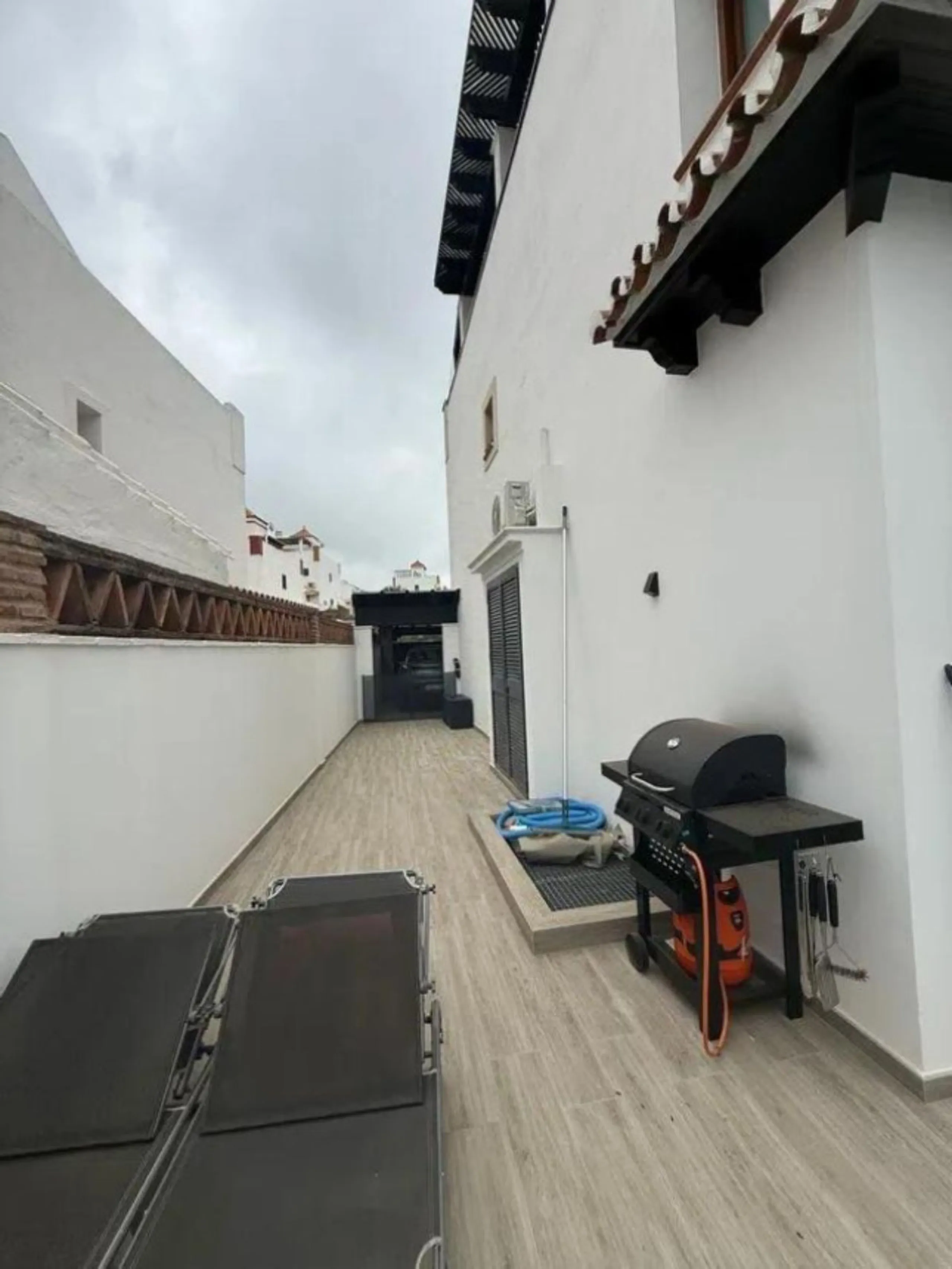 Corner house, with an independent pool.
