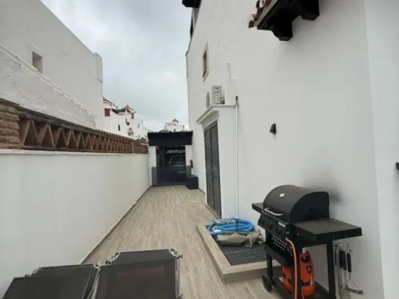 Corner house, with an independent pool.