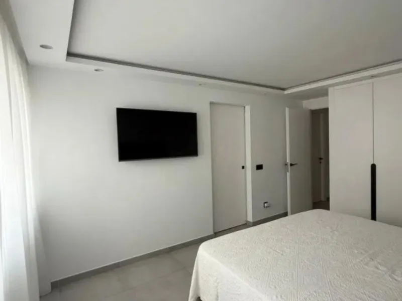 Corner house, with an independent pool.