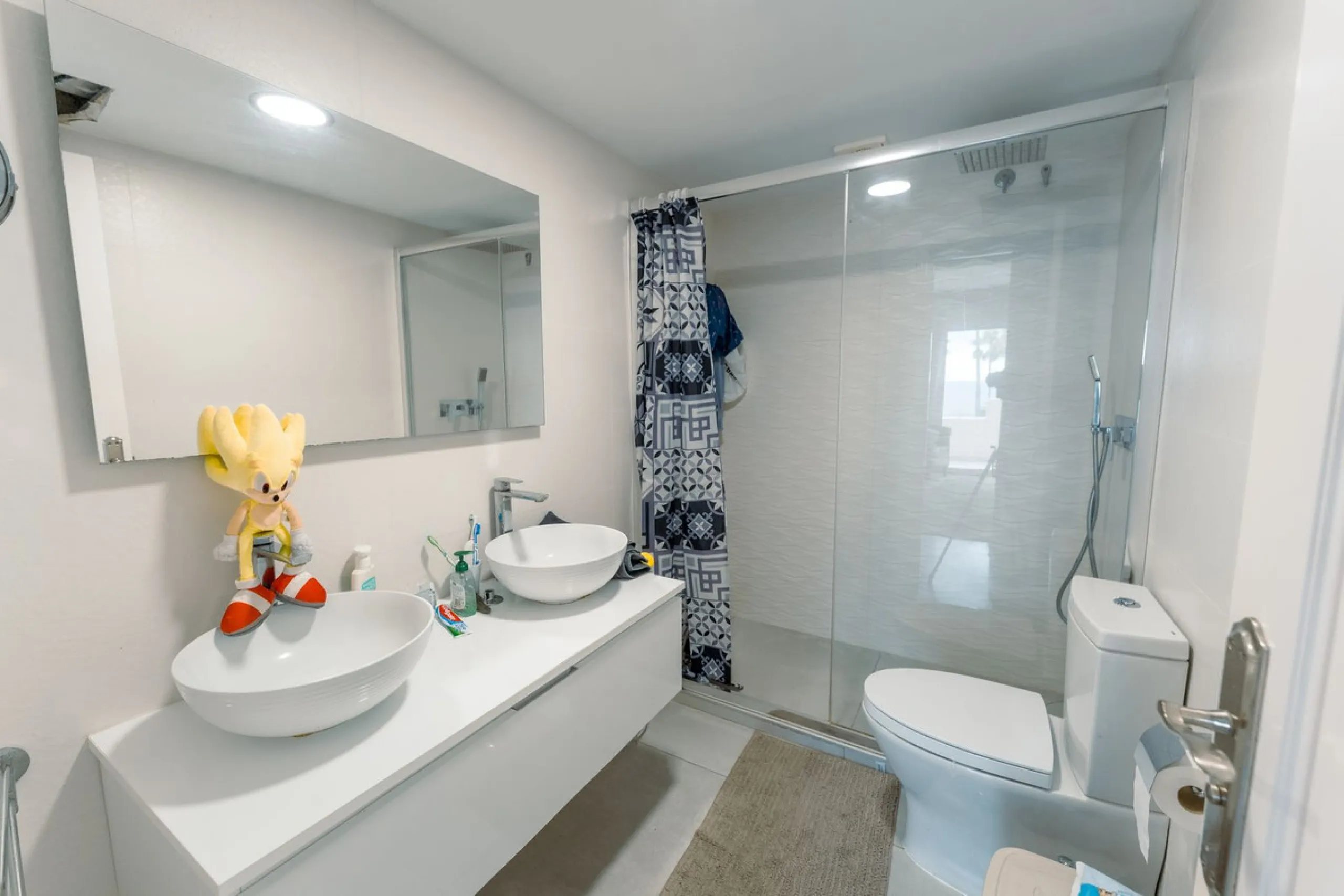 This is true frontline beach living in Garden Beach, Estepona — a first-line sea complex where the Mediterranean becomes part of your everyday life. Positioned directly on the coast, the property enjoys open sea views, protected coastal frontage, and the 