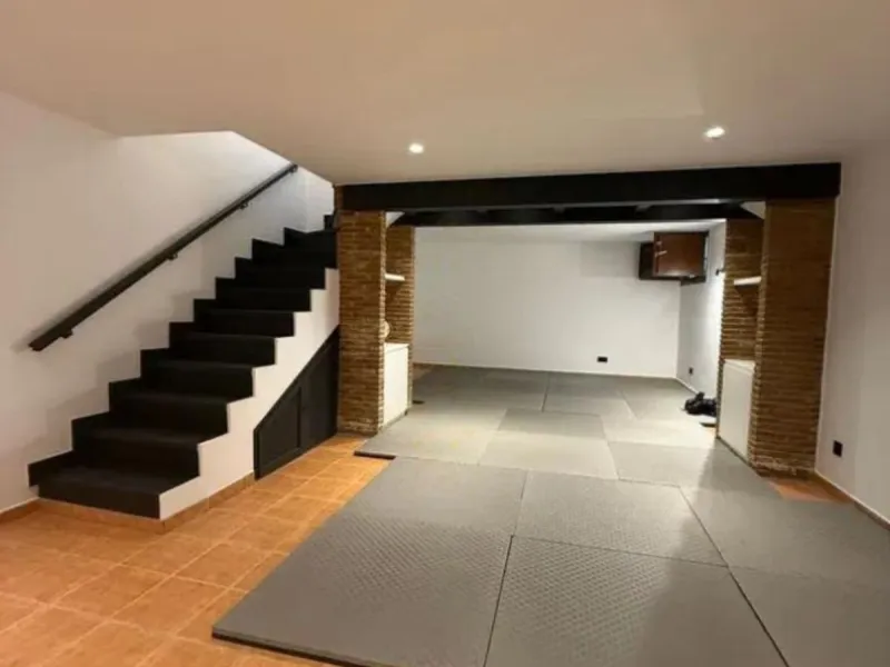 Corner house, with an independent pool.