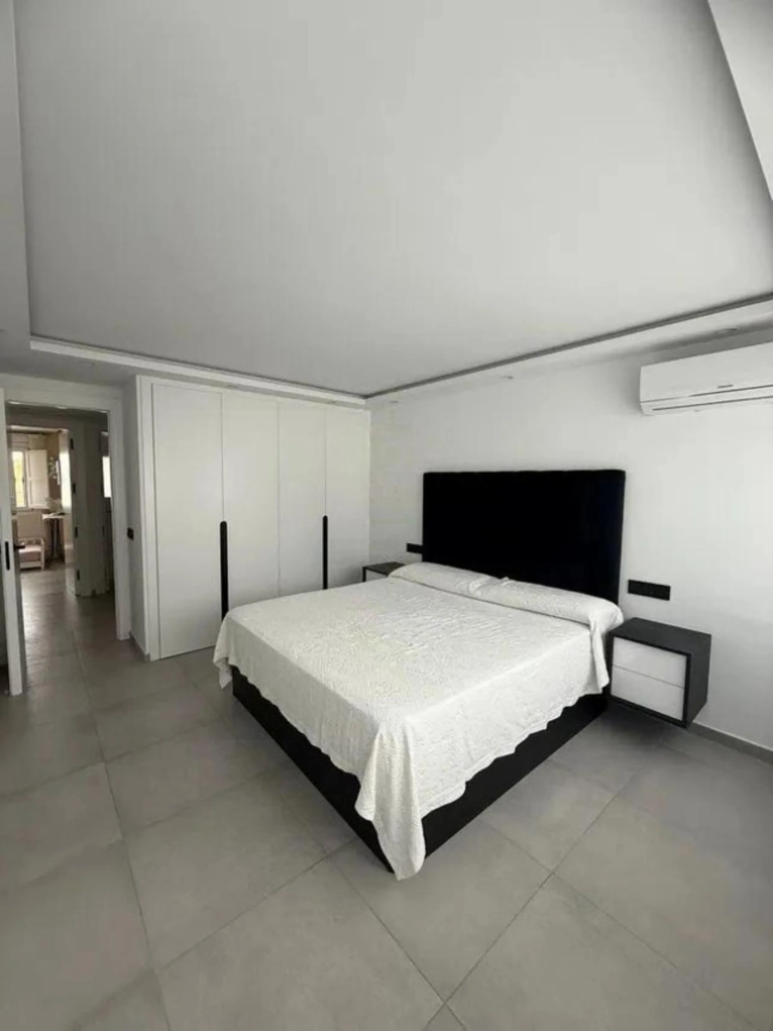 Corner house, with an independent pool.