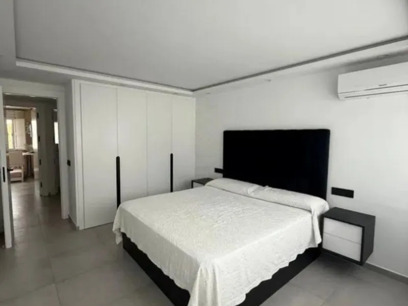 Corner house, with an independent pool.