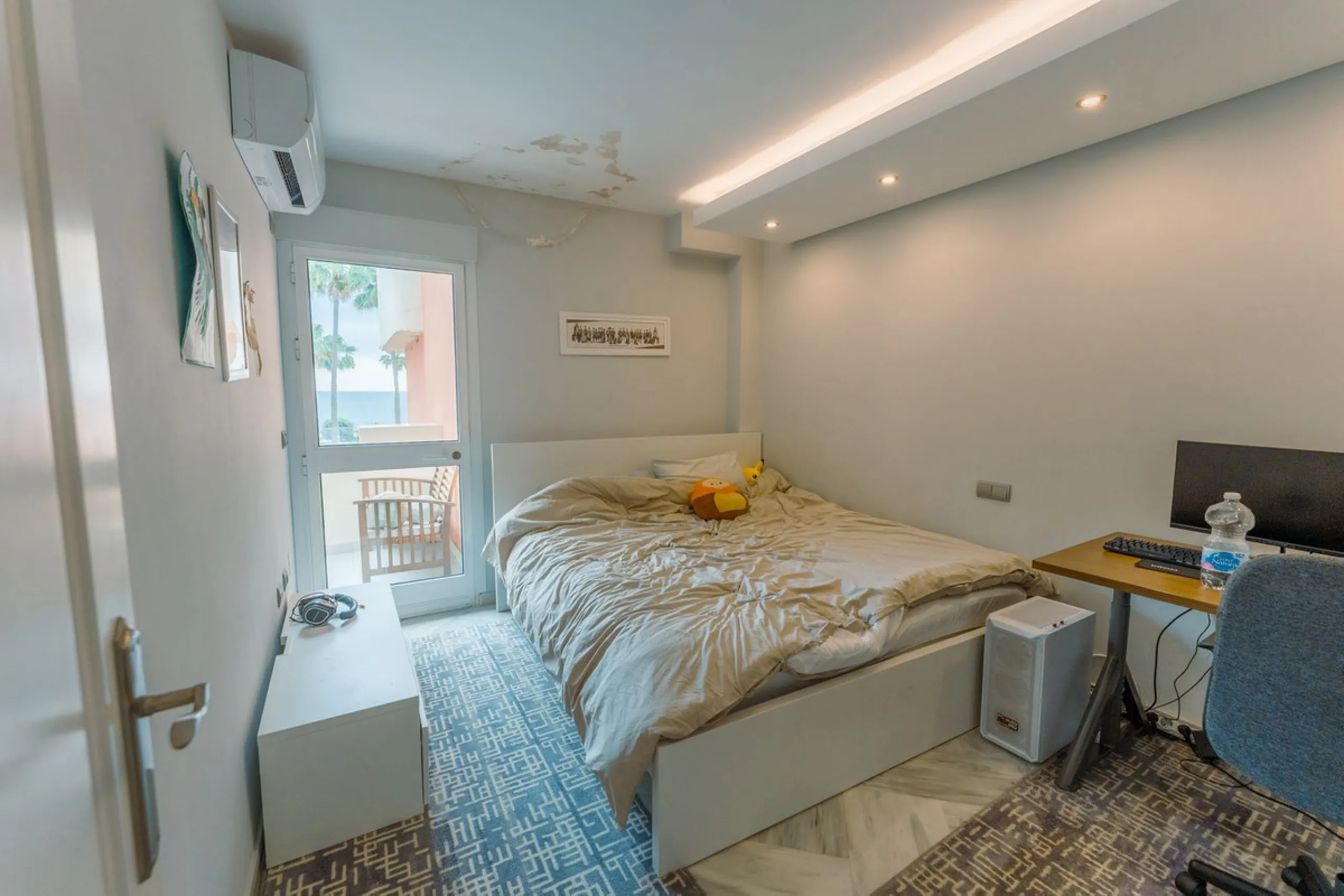This is true frontline beach living in Garden Beach, Estepona — a first-line sea complex where the Mediterranean becomes part of your everyday life. Positioned directly on the coast, the property enjoys open sea views, protected coastal frontage, and the 