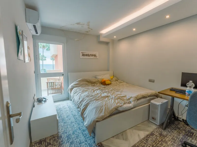 This is true frontline beach living in Garden Beach, Estepona — a first-line sea complex where the Mediterranean becomes part of your everyday life. Positioned directly on the coast, the property enjoys open sea views, protected coastal frontage, and the 