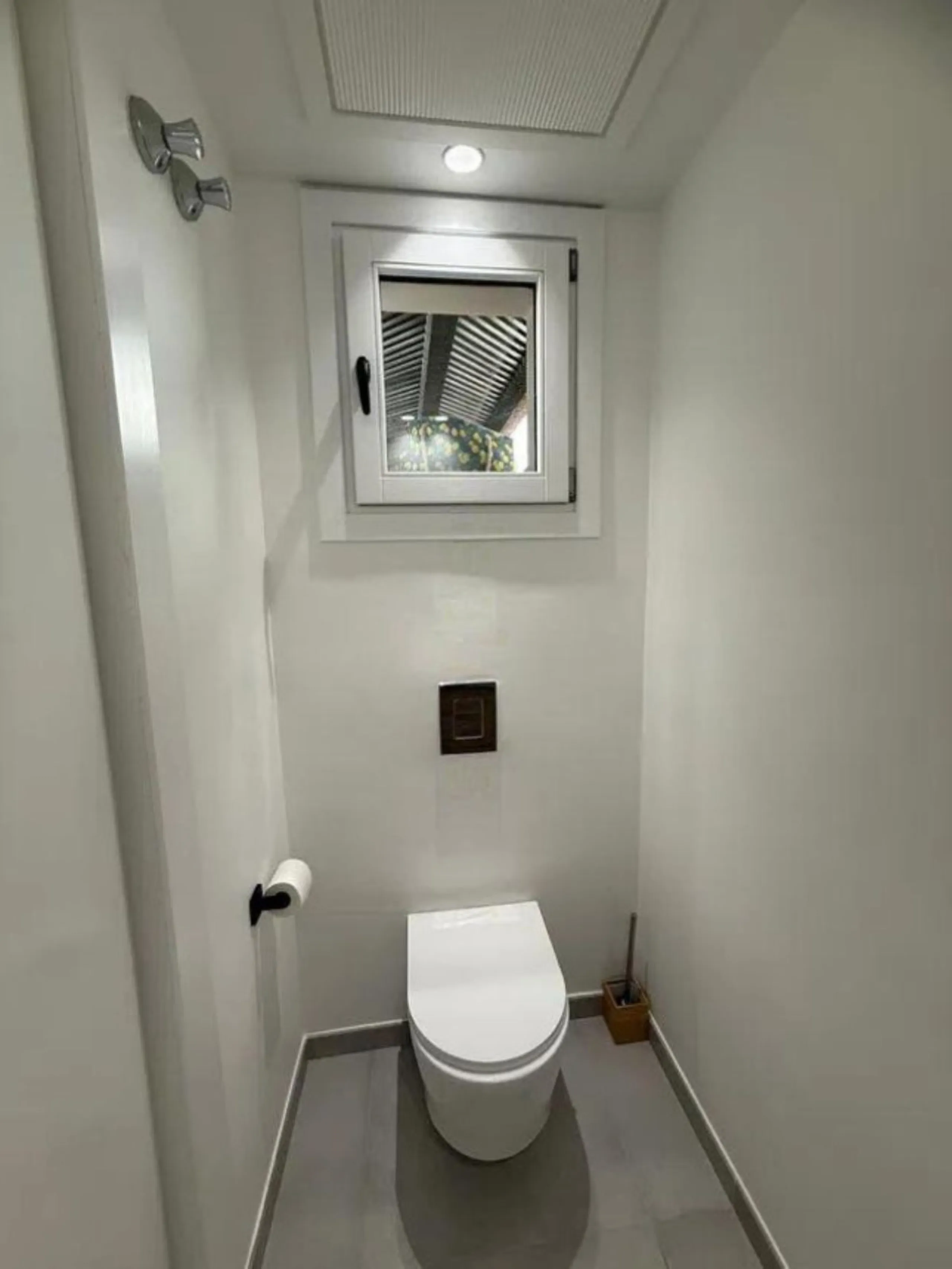 Corner house, with an independent pool.