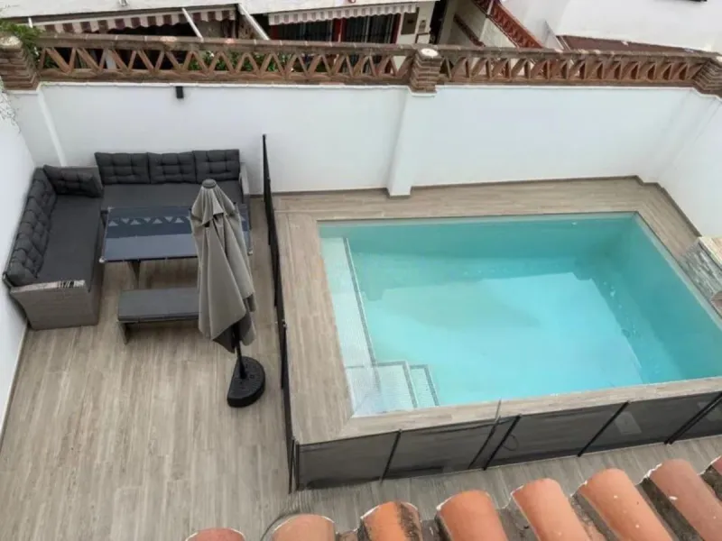 Corner house, with an independent pool.