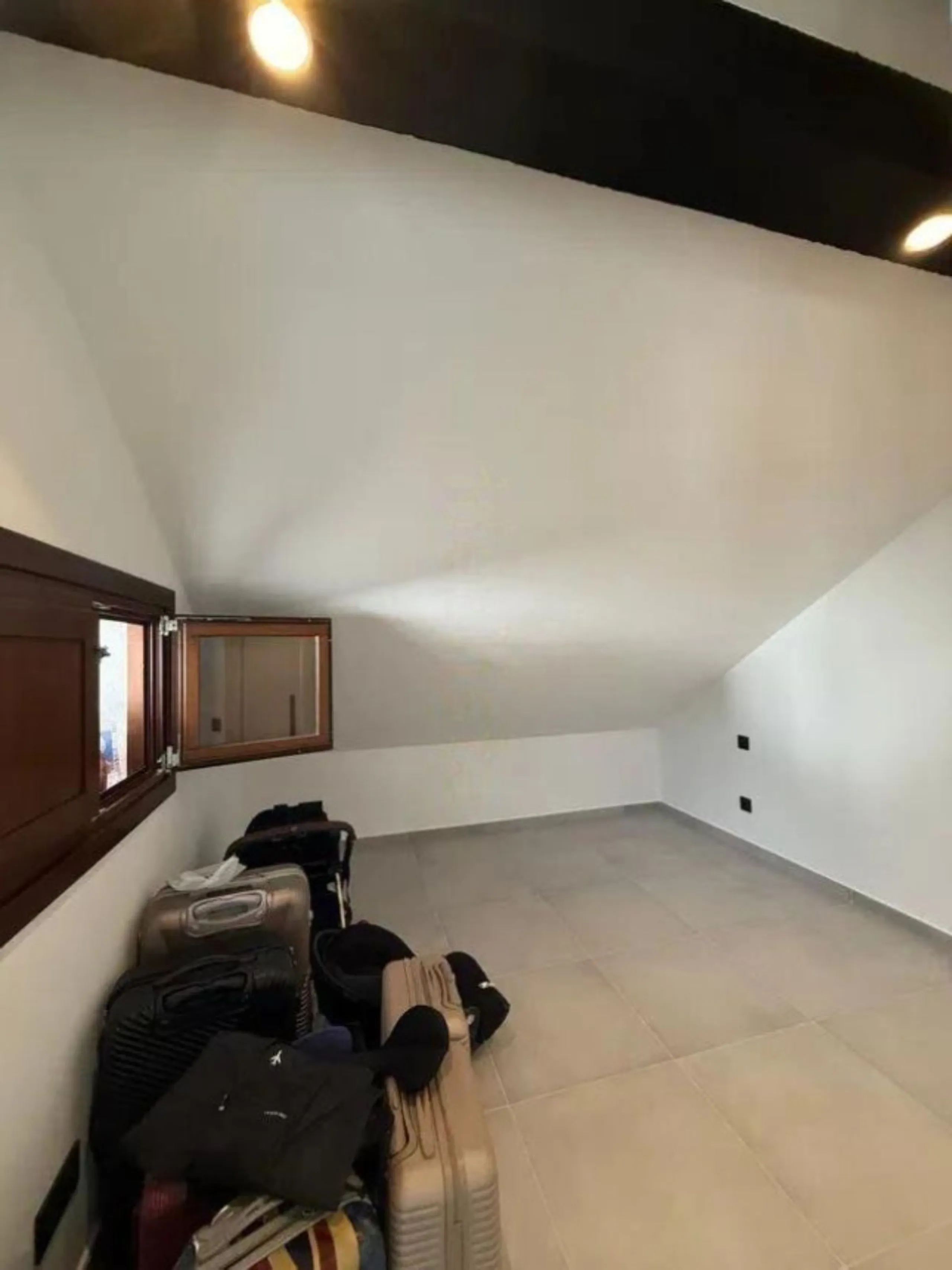Corner house, with an independent pool.