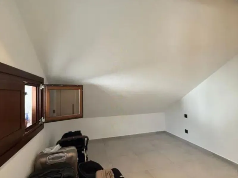 Corner house, with an independent pool.
