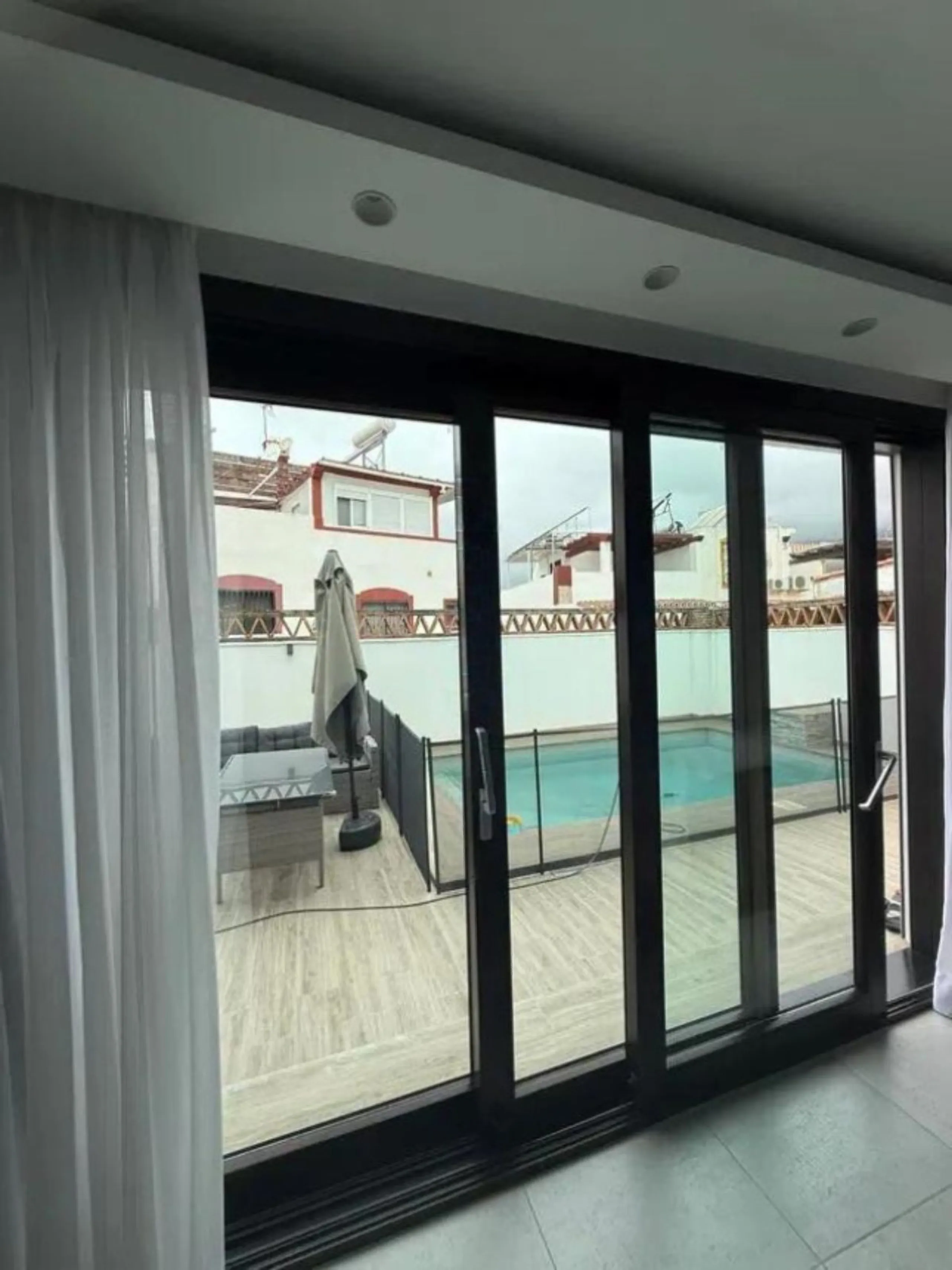 Corner house, with an independent pool.