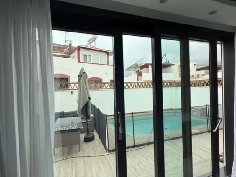Corner house, with an independent pool.