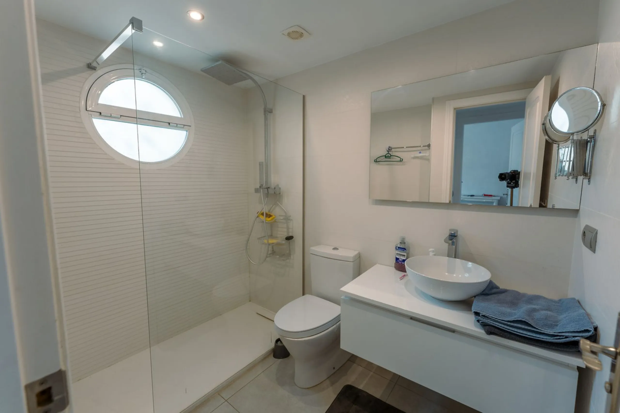 This is true frontline beach living in Garden Beach, Estepona — a first-line sea complex where the Mediterranean becomes part of your everyday life. Positioned directly on the coast, the property enjoys open sea views, protected coastal frontage, and the 