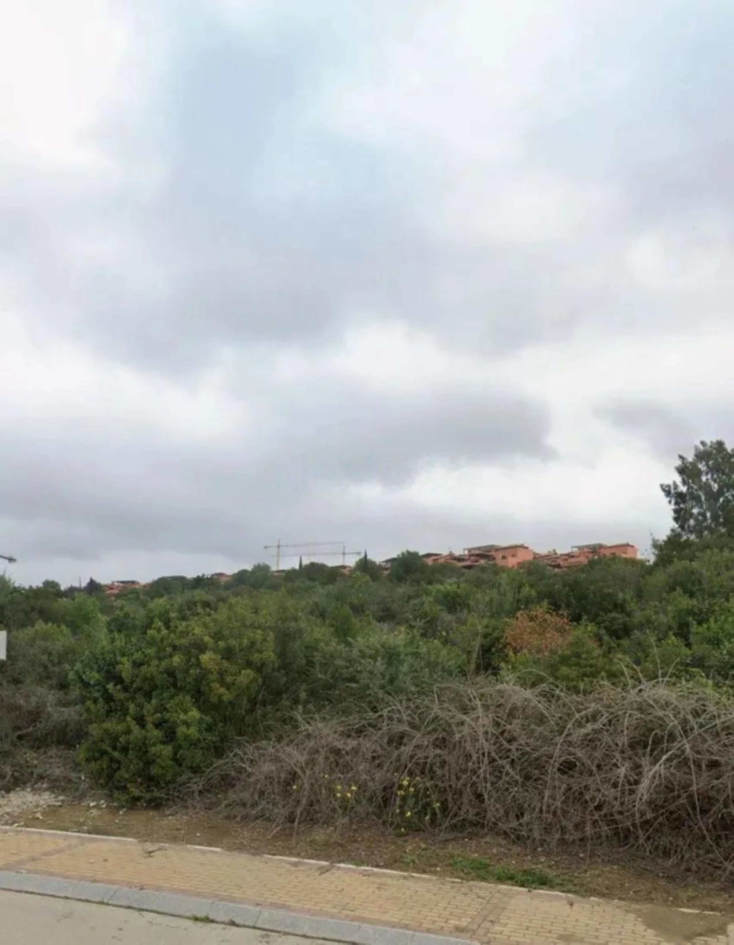 Spectacular 993 m2 plot for sale in a privileged location, just 2 minutes from Finca Cortesín, within an exclusive gated community with all services.