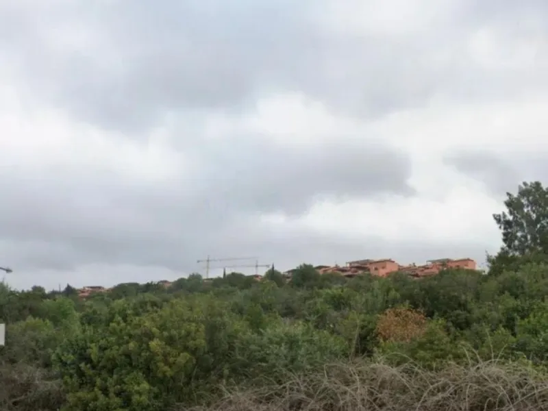 Spectacular 993 m2 plot for sale in a privileged location, just 2 minutes from Finca Cortesín, within an exclusive gated community with all services.