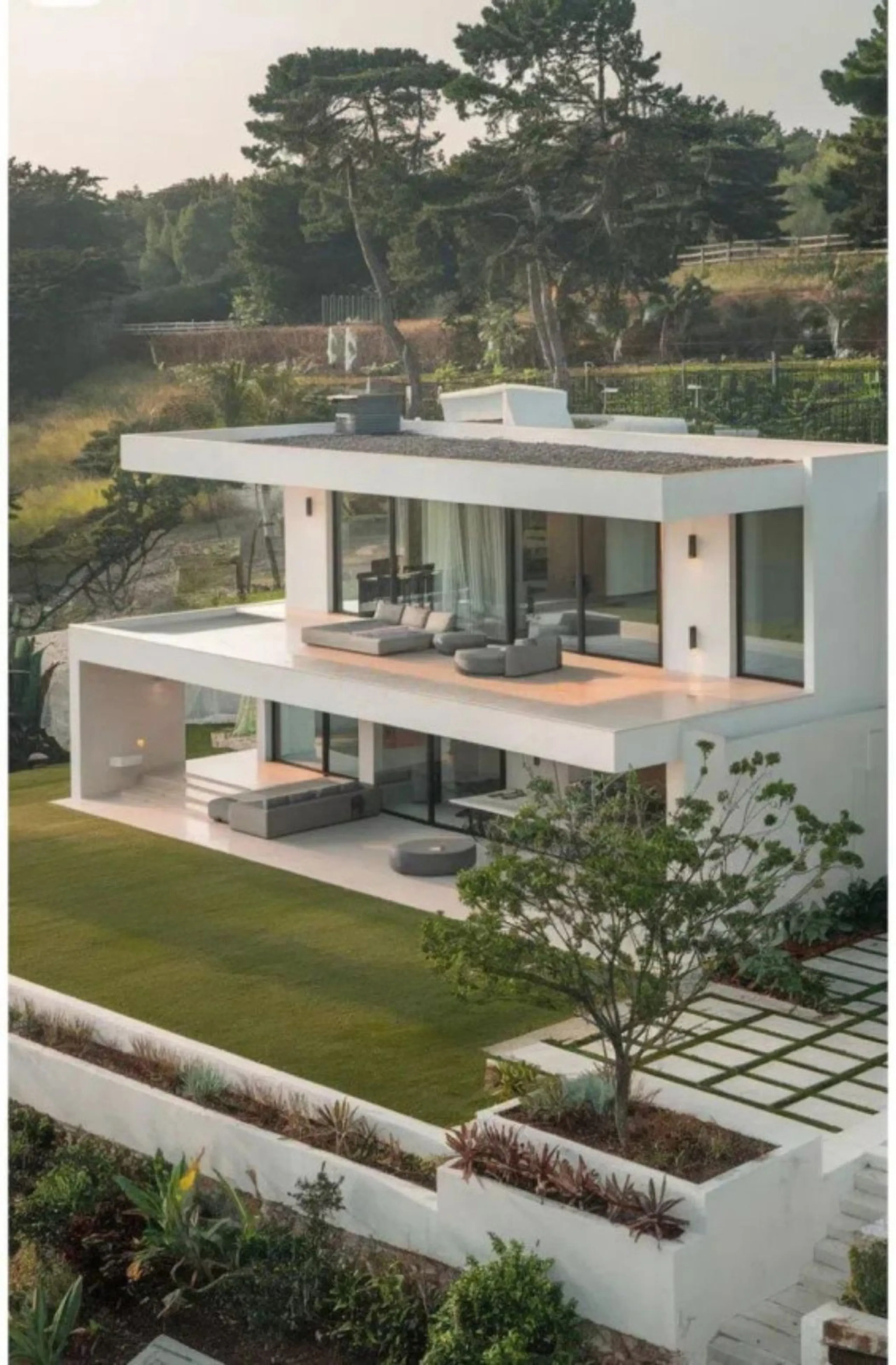 Spectacular 993 m2 plot for sale in a privileged location, just 2 minutes from Finca Cortesín, within an exclusive gated community with all services.