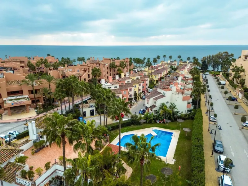 This is true frontline beach living in Garden Beach, Estepona — a first-line sea complex where the Mediterranean becomes part of your everyday life. Positioned directly on the coast, the property enjoys open sea views, protected coastal frontage, and the 