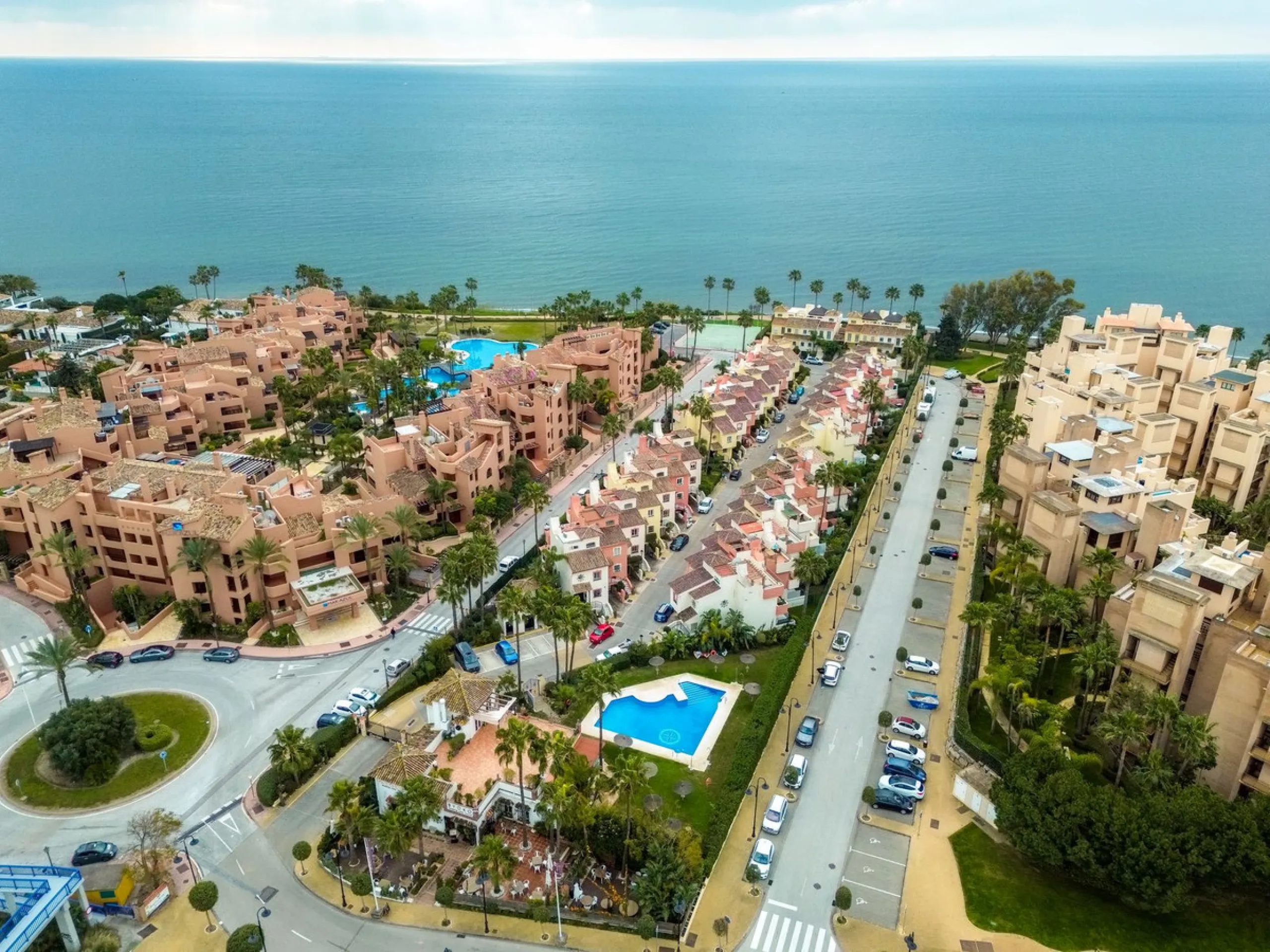 This is true frontline beach living in Garden Beach, Estepona — a first-line sea complex where the Mediterranean becomes part of your everyday life. Positioned directly on the coast, the property enjoys open sea views, protected coastal frontage, and the 