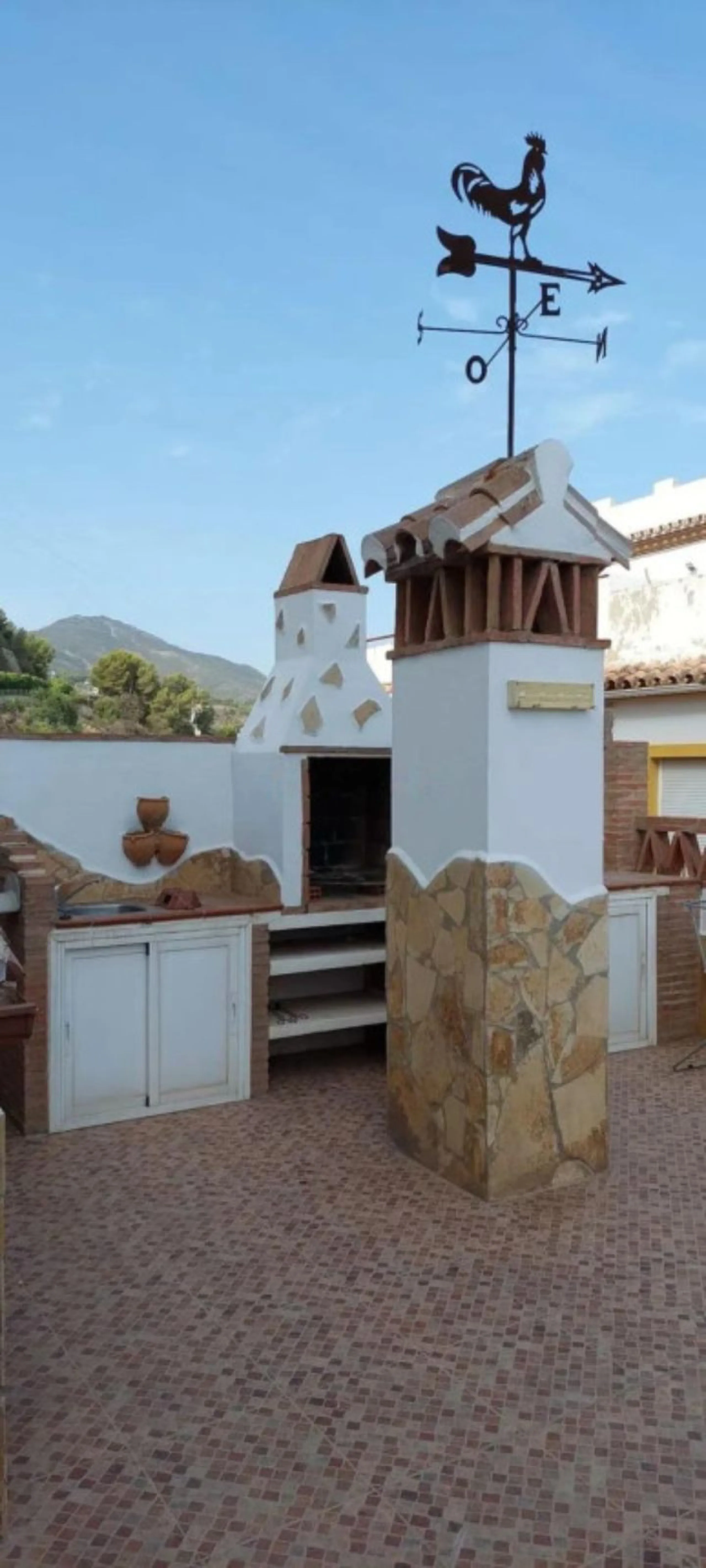 3 storey townhouse divided into 2 separate accommodation.