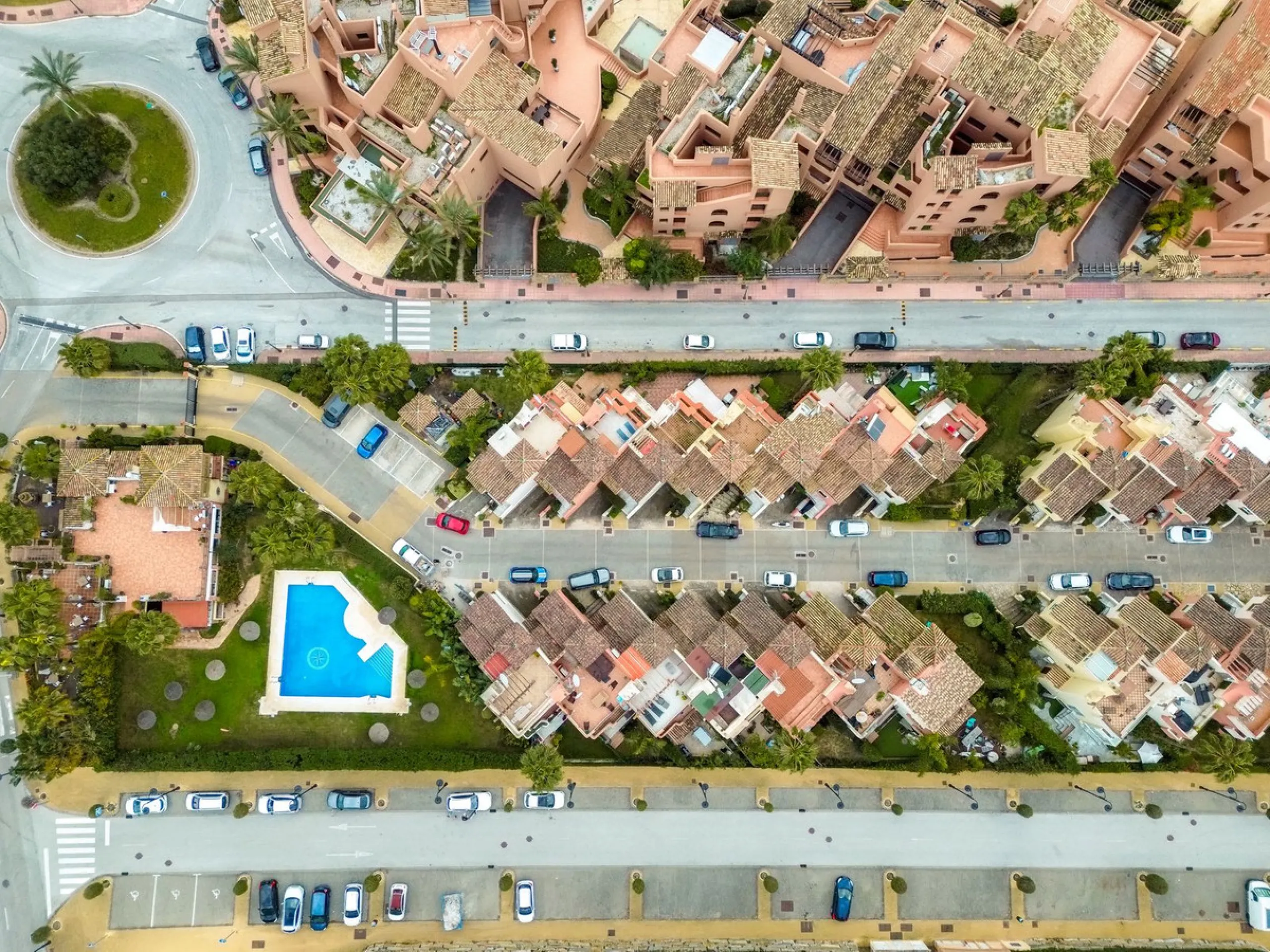 This is true frontline beach living in Garden Beach, Estepona — a first-line sea complex where the Mediterranean becomes part of your everyday life. Positioned directly on the coast, the property enjoys open sea views, protected coastal frontage, and the 