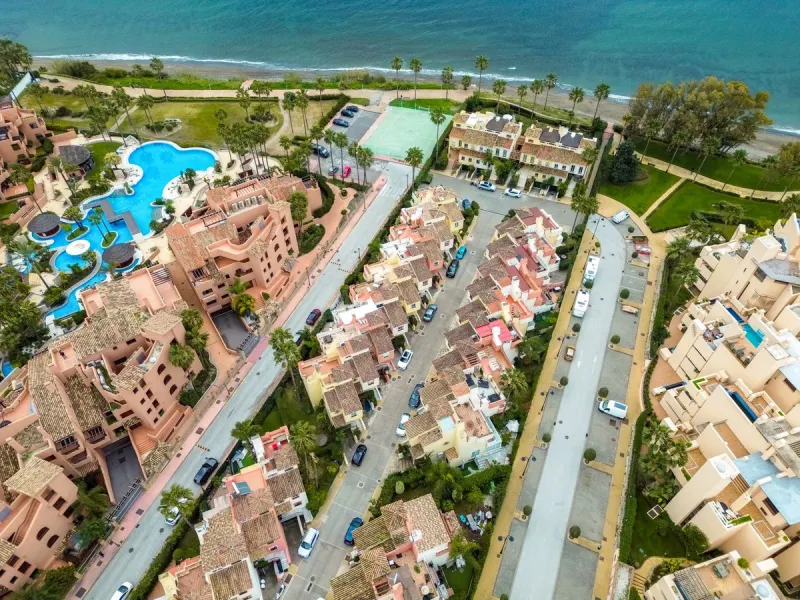 This is true frontline beach living in Garden Beach, Estepona — a first-line sea complex where the Mediterranean becomes part of your everyday life. Positioned directly on the coast, the property enjoys open sea views, protected coastal frontage, and the 