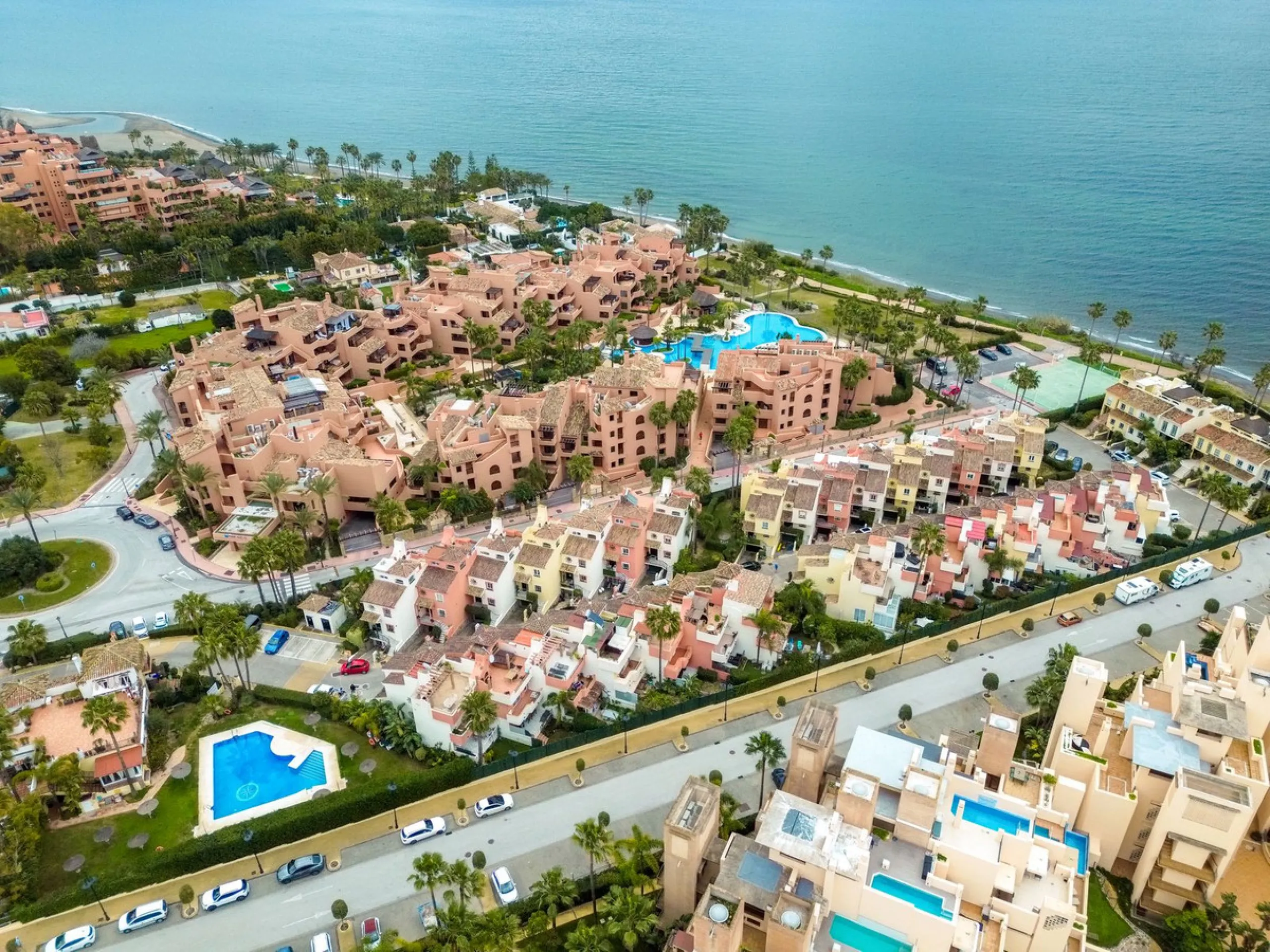 This is true frontline beach living in Garden Beach, Estepona — a first-line sea complex where the Mediterranean becomes part of your everyday life. Positioned directly on the coast, the property enjoys open sea views, protected coastal frontage, and the 