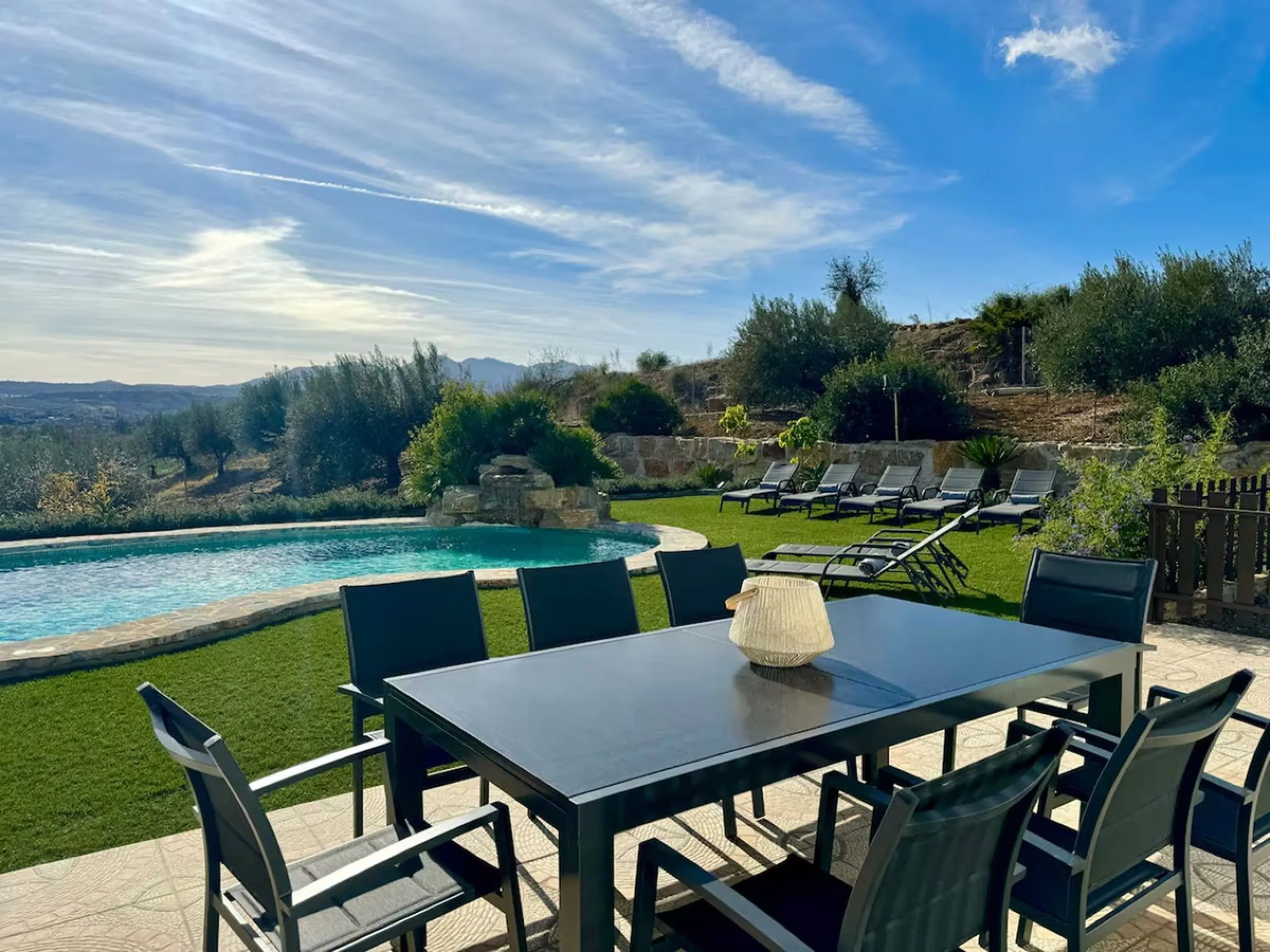 House - Finca - Cortijo в продаже в Coín, Málaga. В доме 4 спален и 2 ванных комнат. Площадь дома 348 м². Площадь участка 24100 м²