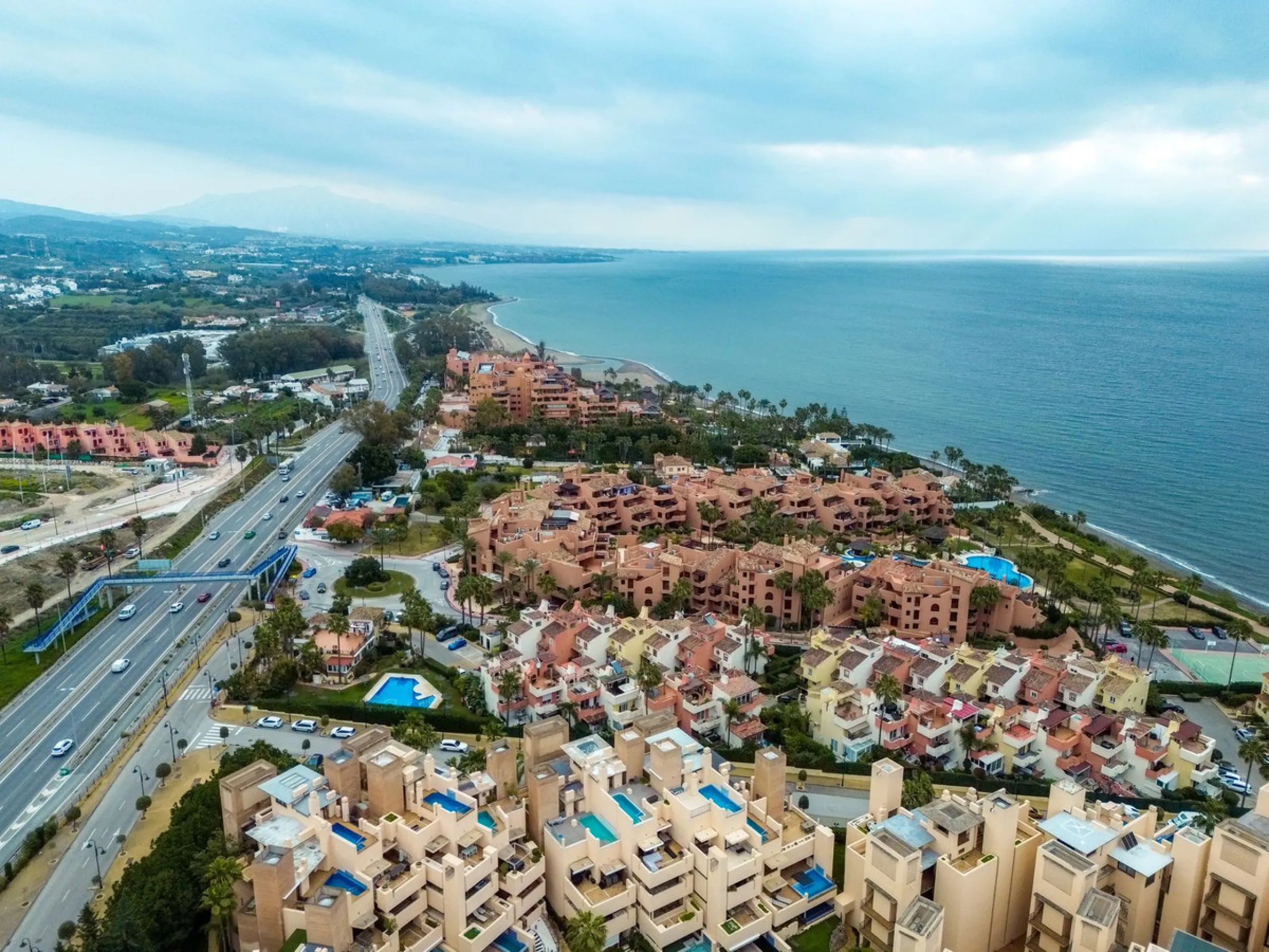 This is true frontline beach living in Garden Beach, Estepona — a first-line sea complex where the Mediterranean becomes part of your everyday life. Positioned directly on the coast, the property enjoys open sea views, protected coastal frontage, and the 