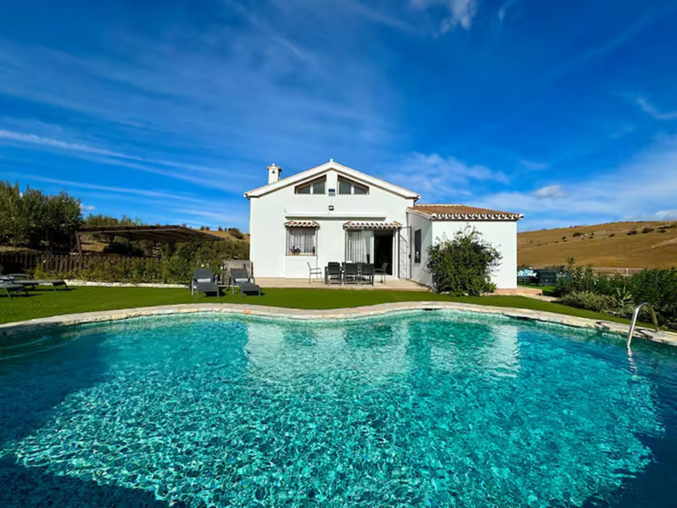 House - Finca - Cortijo в продаже в Coín, Málaga. В доме 4 спален и 2 ванных комнат. Площадь дома 348 м². Площадь участка 24100 м²